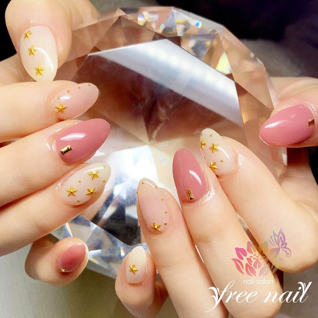 free nail フリーネイルのインスタグラム：「. お客様ネイル💅🏻🌷✨ . スタッズネイル⭐️✨ . ラッキースター🍀🌟✨ . ご来店ありがとうございました🙇🏻‍♀️🙇🏻‍♀️🙇🏻‍♀️💗 . #ネイル #フリーネイル #ネイルアート #ジェルネイル #ネイルサロン #大阪ネイルサロン #ネイルデザイン #ネイルチェンジ #スタッズネイル #星ネイル #ピンクネイル #ピンクベージュネイル #乳白色ネイル #デザインネイル #シンプルネイル #トレンドネイル #おしゃれネイル #初夏ネイル #夏ネイル #美甲 #日式美甲 #summernails #nailsart #nailsalon #nailsdid #newnails #newnail #freenail」