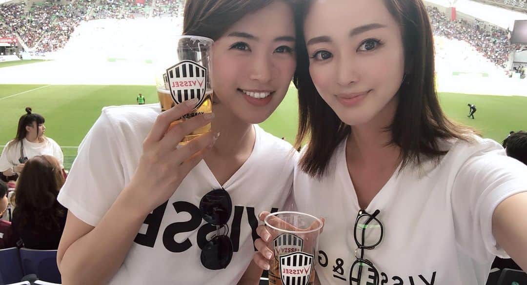 井上晃子さんのインスタグラム写真 - (井上晃子Instagram)「⚽️⚽️⚽️⚽️⚽️ 約10年ぶりのサッカー観戦、 とっても楽しかった‼︎🍻 @visselandgo_official のグッズがお洒落で可愛い♡ またティシャツ着て皆んなでサッカー観戦したいな🔥 #visselandgo」5月25日 16時49分 - akiki_2015