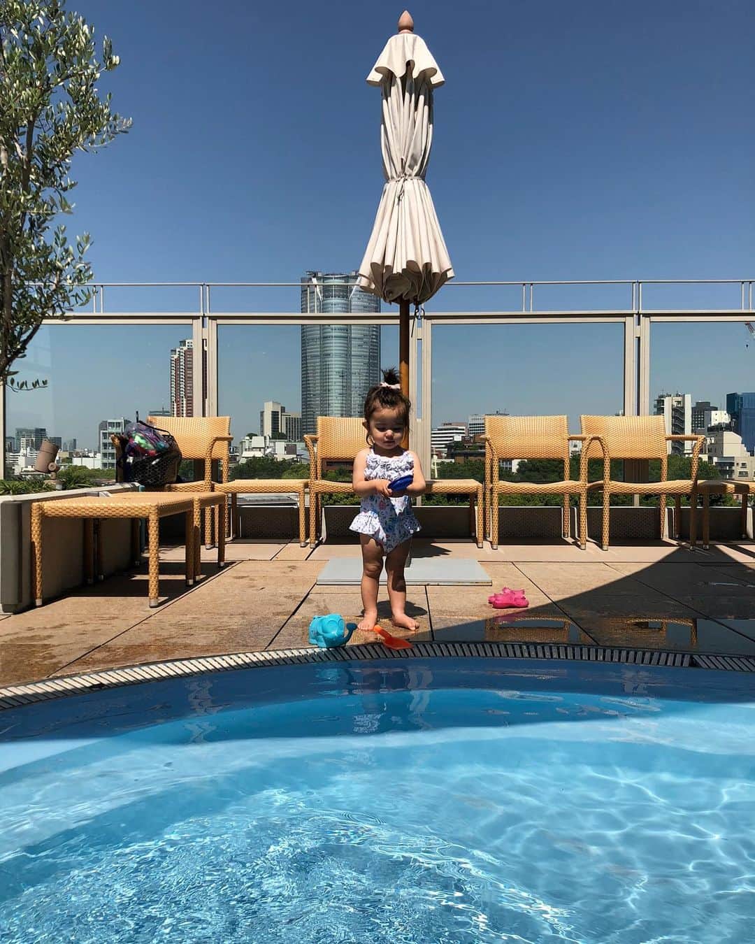 のインスタグラム：「Beautiful weather🌞 . . . パパのプールの隣のキッズプールへ🏊‍♂️ . めちゃくちゃいいお天気 というかほぼ真夏😁✨ . . .  #pooldebut #プールデビュー #ベビー水着 #babyswimwear #クーナセレクト #cunaselect #cunaselectlife #クーナセレクトライフ #mudpie #生後15ヶ月 #1歳3ヶ月 #たれ眉 #miababyliving」