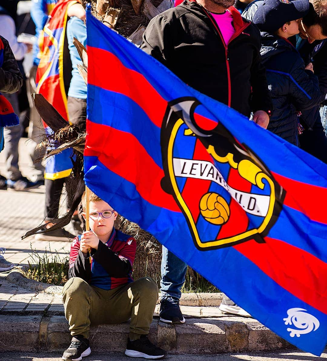 レバンテUDさんのインスタグラム写真 - (レバンテUDInstagram)「#ElClubQuePortemAlCor 💙❤ ---- #LevanteUD #Laliga #LaLigaSantander #OrgullGranota #MachoLevante #futbol #football」5月25日 16時52分 - levanteud