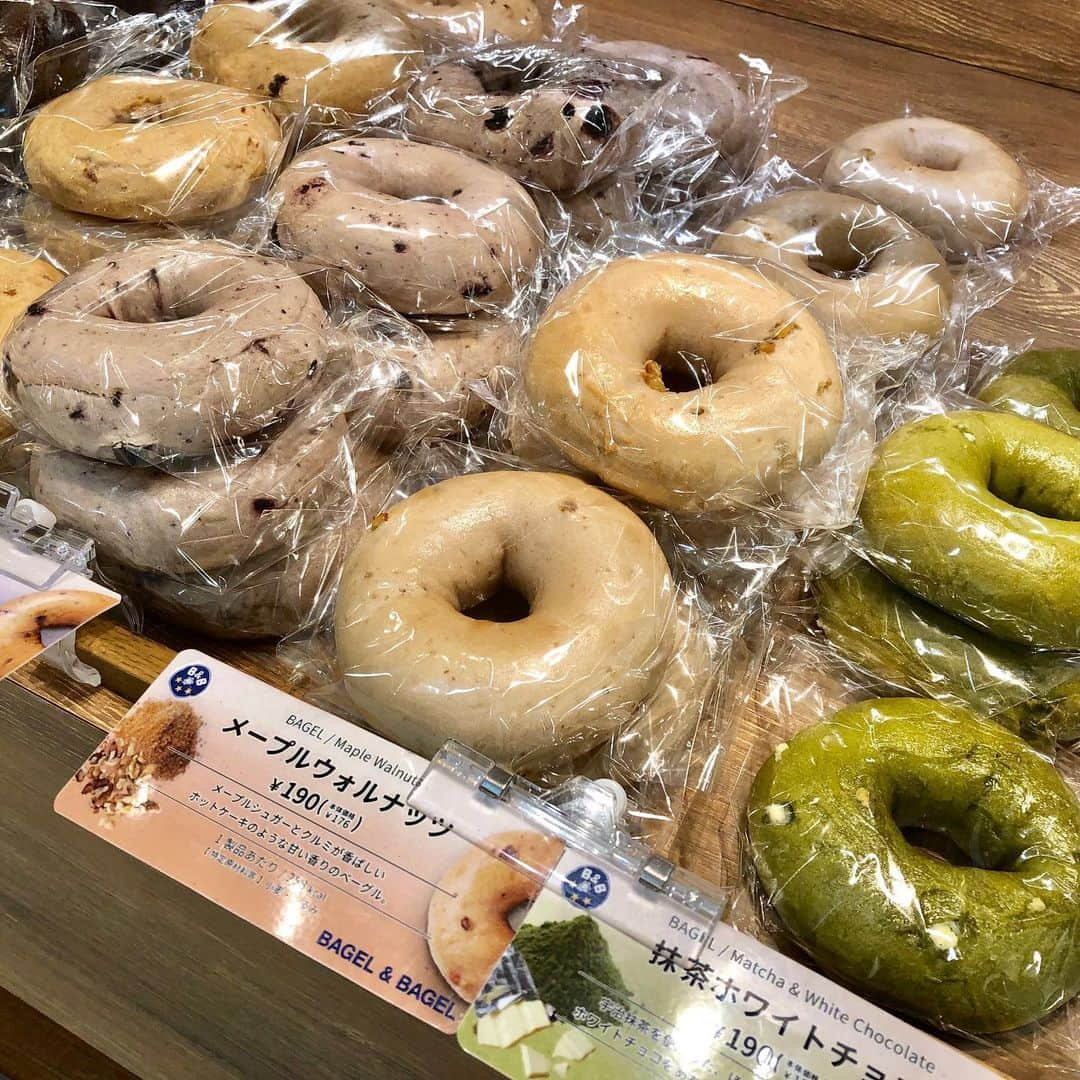 名古屋パルコさんのインスタグラム写真 - (名古屋パルコInstagram)「【西館B1 F ベーグル＆ベーグル】店内で焼いているベーグルが種類豊富に並んでいます❤️ . 只今PARTY SALE期間中、お好きなベーグル🥯2つとお好きなクリームチーズで600円❗️と大変おトクとなっております✨ . 朝食やおやつたいむにいかがでしょうか😊 . 期間限定シーズンベーグルも登場しているのでチェックください🙌 . ◆30th SUMMR PARTY SALE 開催！◆ 30th PARTY SALE(5.22 wed - 5.29 wed)開催！ 〈PARCOカード〉でおトクな7日間。 人気ショップが店頭にてSALEに加え、5.22 wed - 5.29 wedは〈PARCOカード〉ご利用・新規ご入会で5%OFF、クラスS会員様は10%OFF！ ※ご請求時。 . 詳細はプロフィール画面のURL 名古屋パルコホームページをチェック . #名古屋パルコ #名古屋 #nagoya #parco #nagoyaparco #栄  #sakae #矢場町 #partysale #sale #セール #パルコカード#ベーグルアンドベーグル #ベーグル #マフィン#限定メニュー #サンド#ベーグルサンド#名古屋カフェ #栄カフェ #矢場町カフェ」5月25日 16時52分 - parco_nagoya_official