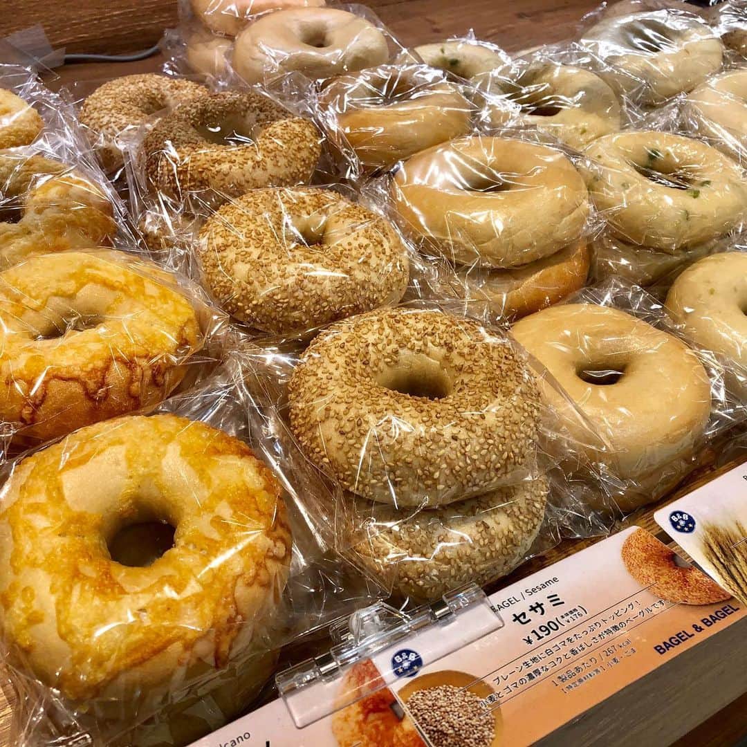 のインスタグラム：「【西館B1 F ベーグル＆ベーグル】店内で焼いているベーグルが種類豊富に並んでいます❤️ . 只今PARTY SALE期間中、お好きなベーグル🥯2つとお好きなクリームチーズで600円❗️と大変おトクとなっております✨ . 朝食やおやつたいむにいかがでしょうか😊 . 期間限定シーズンベーグルも登場しているのでチェックください🙌 . ◆30th SUMMR PARTY SALE 開催！◆ 30th PARTY SALE(5.22 wed - 5.29 wed)開催！ 〈PARCOカード〉でおトクな7日間。 人気ショップが店頭にてSALEに加え、5.22 wed - 5.29 wedは〈PARCOカード〉ご利用・新規ご入会で5%OFF、クラスS会員様は10%OFF！ ※ご請求時。 . 詳細はプロフィール画面のURL 名古屋パルコホームページをチェック . #名古屋パルコ #名古屋 #nagoya #parco #nagoyaparco #栄  #sakae #矢場町 #partysale #sale #セール #パルコカード#ベーグルアンドベーグル #ベーグル #マフィン#限定メニュー #サンド#ベーグルサンド#名古屋カフェ #栄カフェ #矢場町カフェ」