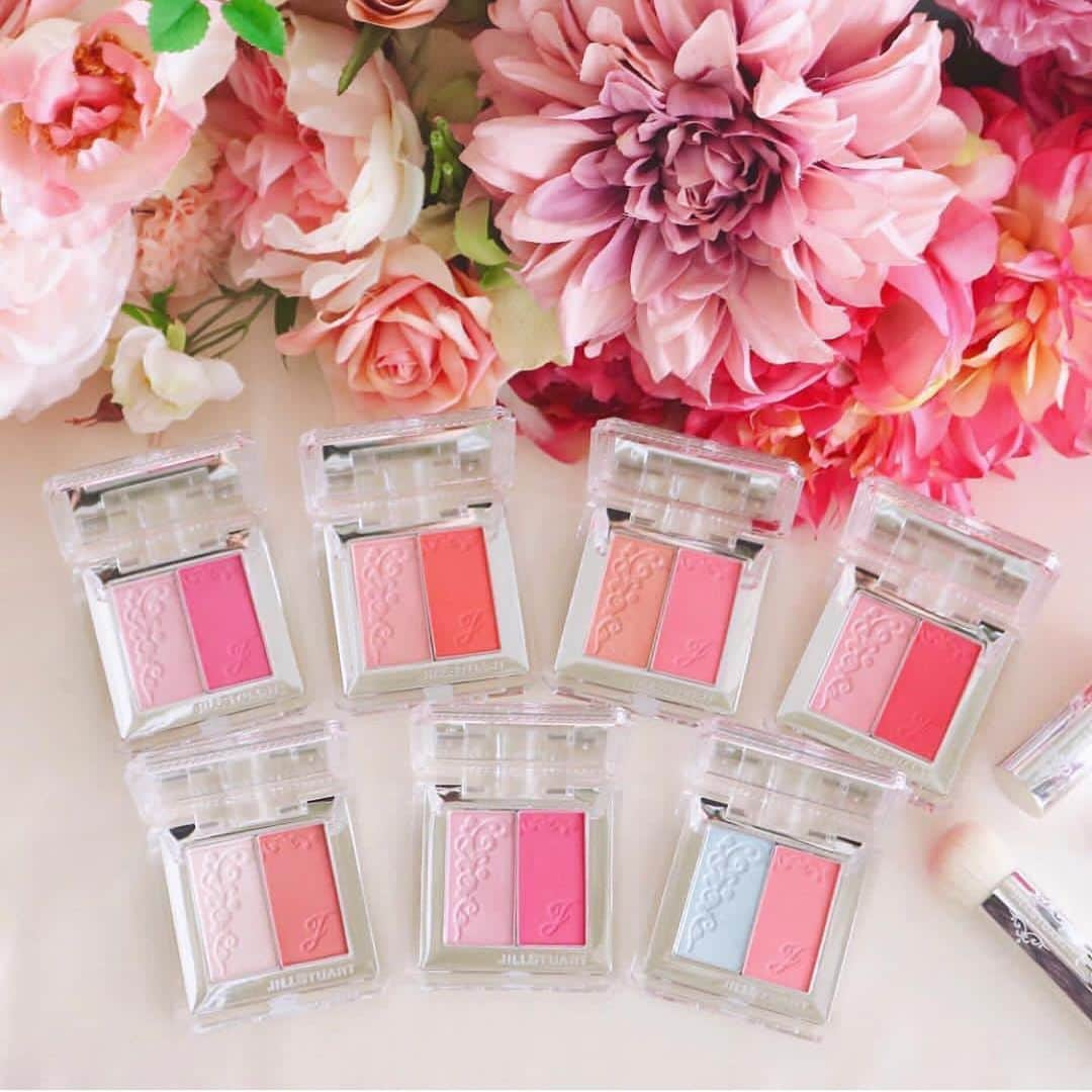 Jill Stuart Cosmetics Japanのインスタグラム：「Blend blush blossom IDR 798.000 . Ready stock 01 blooming bud Bright pink the color of flowers in bloom 02 sugary lollipop Sweet pink red like a lollipop 03 happy sunny Bright orange pink of a happy mood on a sunny day 04 good afternoon Pure pink like a pleasant moment in the afternoon ※Main color 05 new romantic Beige pink like the feeling of a new encounter ★06 blissful time Lavender pink of a lovely moment in the spring ★07 hello spring Overflowing blue pink that beckons spring . *All foggy colors are non-pearl ★Limited-edition color . Two cheek makeup colors containing spring pink in a single compact. Blends perfectly in your cheeks with a soft fit and a light blushing color. Lustrous glow colors and sheer matte colors can be mixed to produce any number of texture combinations . . #jualjillstuart#jualjillstuartmakeup#jualkuasmakeup#tokobatam#batamtoko#muabatam#batamolshop#olshopbatam#batam#tokokosmetik#jualbrush#jualsigma#jualan#jualanku#jualsephora#jualchanel#jualladuree#jualkosmetikbatam#jualeyeliner#jualmascara#juallipstick#jualmurah#jualankaka#makeupartistbatam#jualmakeup#jualkosmetikori#jualetude#jualladureekosmetik#jualkosmetikjepang#jillstuart」