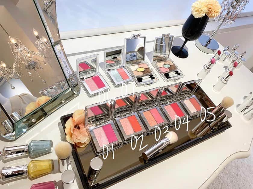 Jill Stuart Cosmetics Japanのインスタグラム：「Blend blush blossom IDR 798.000 . Ready stock 01 blooming bud Bright pink the color of flowers in bloom 02 sugary lollipop Sweet pink red like a lollipop 03 happy sunny Bright orange pink of a happy mood on a sunny day 04 good afternoon Pure pink like a pleasant moment in the afternoon ※Main color 05 new romantic Beige pink like the feeling of a new encounter ★06 blissful time Lavender pink of a lovely moment in the spring ★07 hello spring Overflowing blue pink that beckons spring . *All foggy colors are non-pearl ★Limited-edition color . Two cheek makeup colors containing spring pink in a single compact. Blends perfectly in your cheeks with a soft fit and a light blushing color. Lustrous glow colors and sheer matte colors can be mixed to produce any number of texture combinations . . #jualjillstuart#jualjillstuartmakeup#jualkuasmakeup#tokobatam#batamtoko#muabatam#batamolshop#olshopbatam#batam#tokokosmetik#jualbrush#jualsigma#jualan#jualanku#jualsephora#jualchanel#jualladuree#jualkosmetikbatam#jualeyeliner#jualmascara#juallipstick#jualmurah#jualankaka#makeupartistbatam#jualmakeup#jualkosmetikori#jualetude#jualladureekosmetik#jualkosmetikjepang#jillstuart」