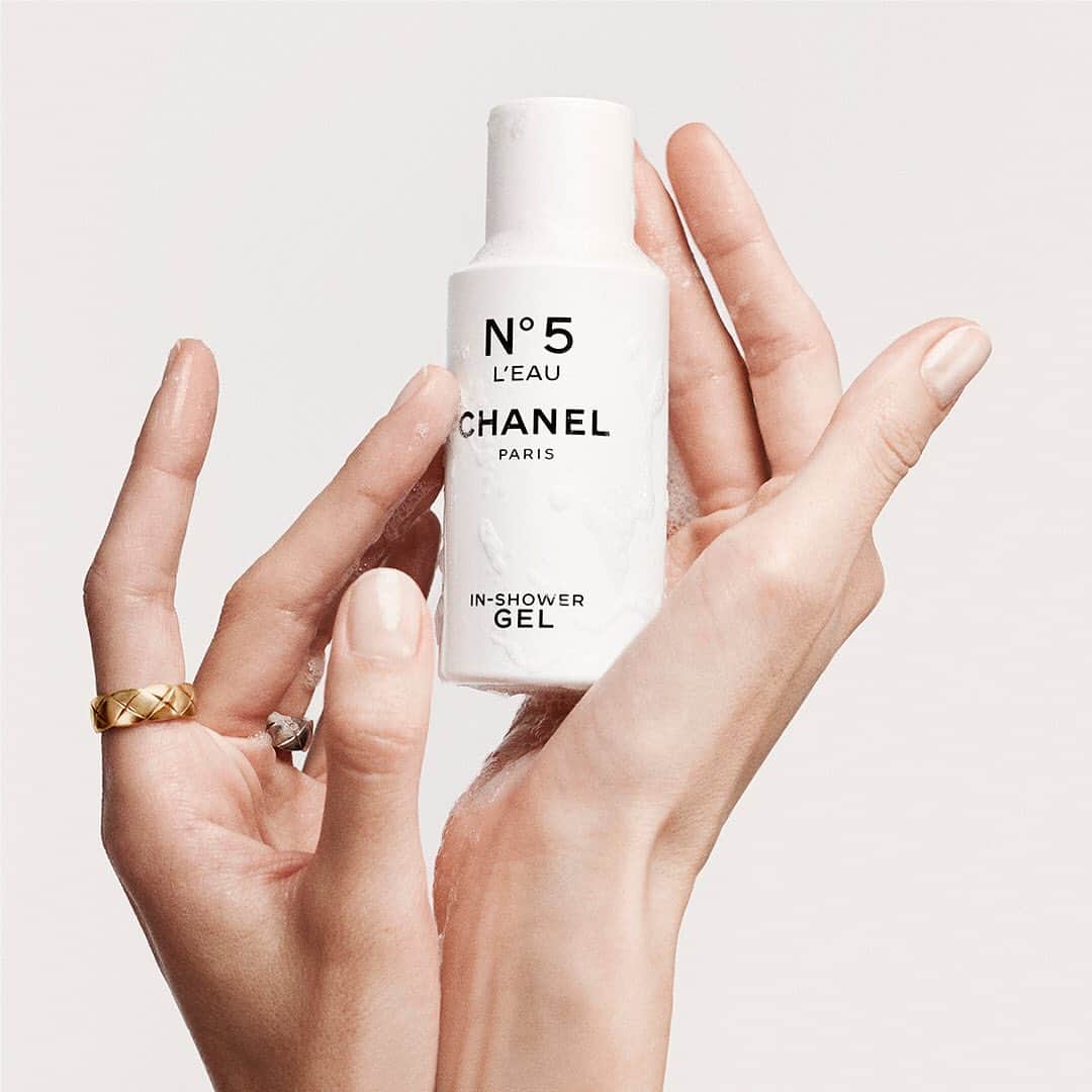シャネルさんのインスタグラム写真 - (シャネルInstagram)「NEW. N°5 L’EAU IN-SHOWER GEL. A fresh, light and delicately scented foaming shower gel. Limited Edition. #N5LEau #YouKnowMeAndYouDont #ChanelFragrance」5月25日 16時54分 - chanelofficial