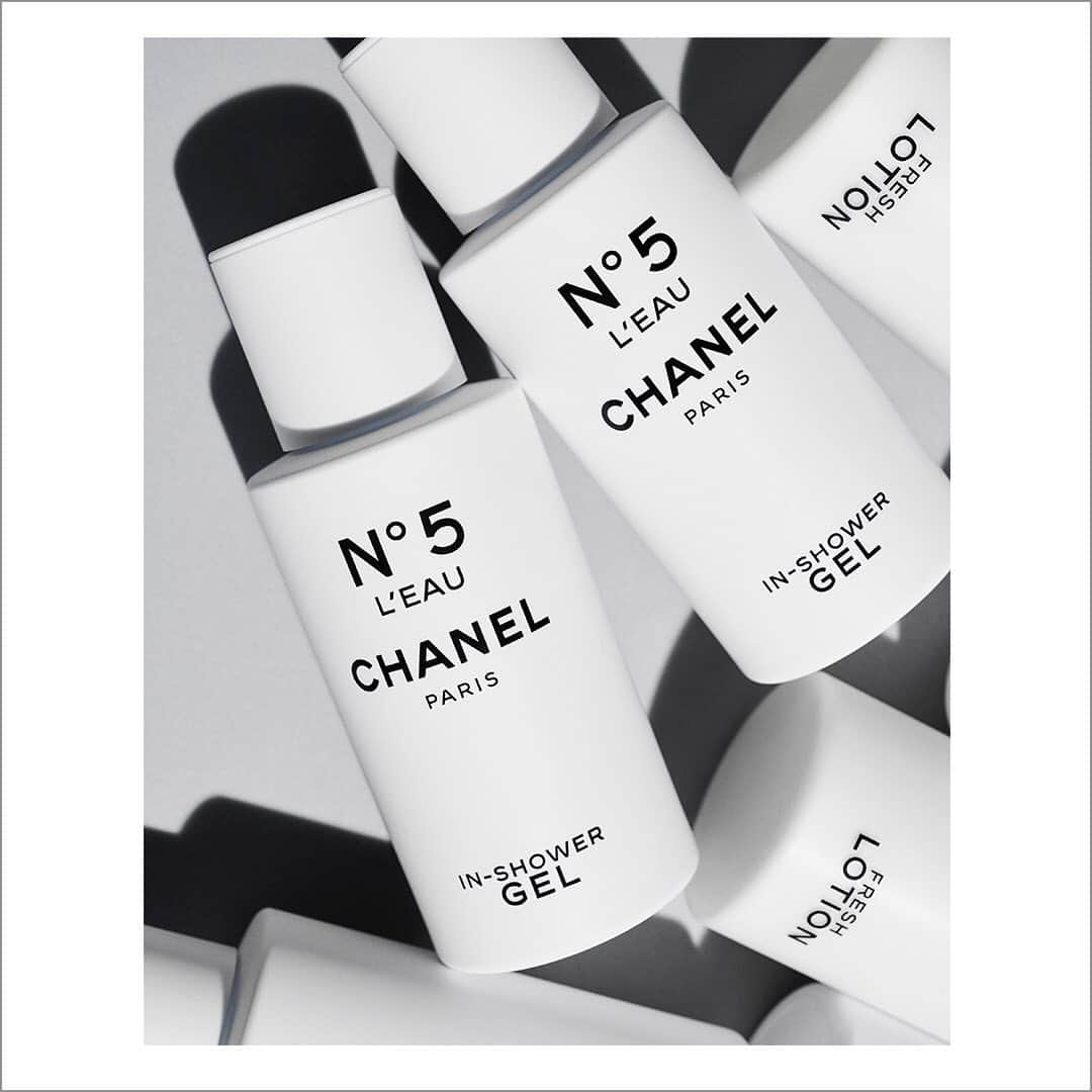 シャネルさんのインスタグラム写真 - (シャネルInstagram)「NEW. N°5 L’EAU IN-SHOWER GEL. A fresh, light and delicately scented foaming shower gel. Limited Edition. #N5LEau #YouKnowMeAndYouDont #ChanelFragrance」5月25日 16時54分 - chanelofficial