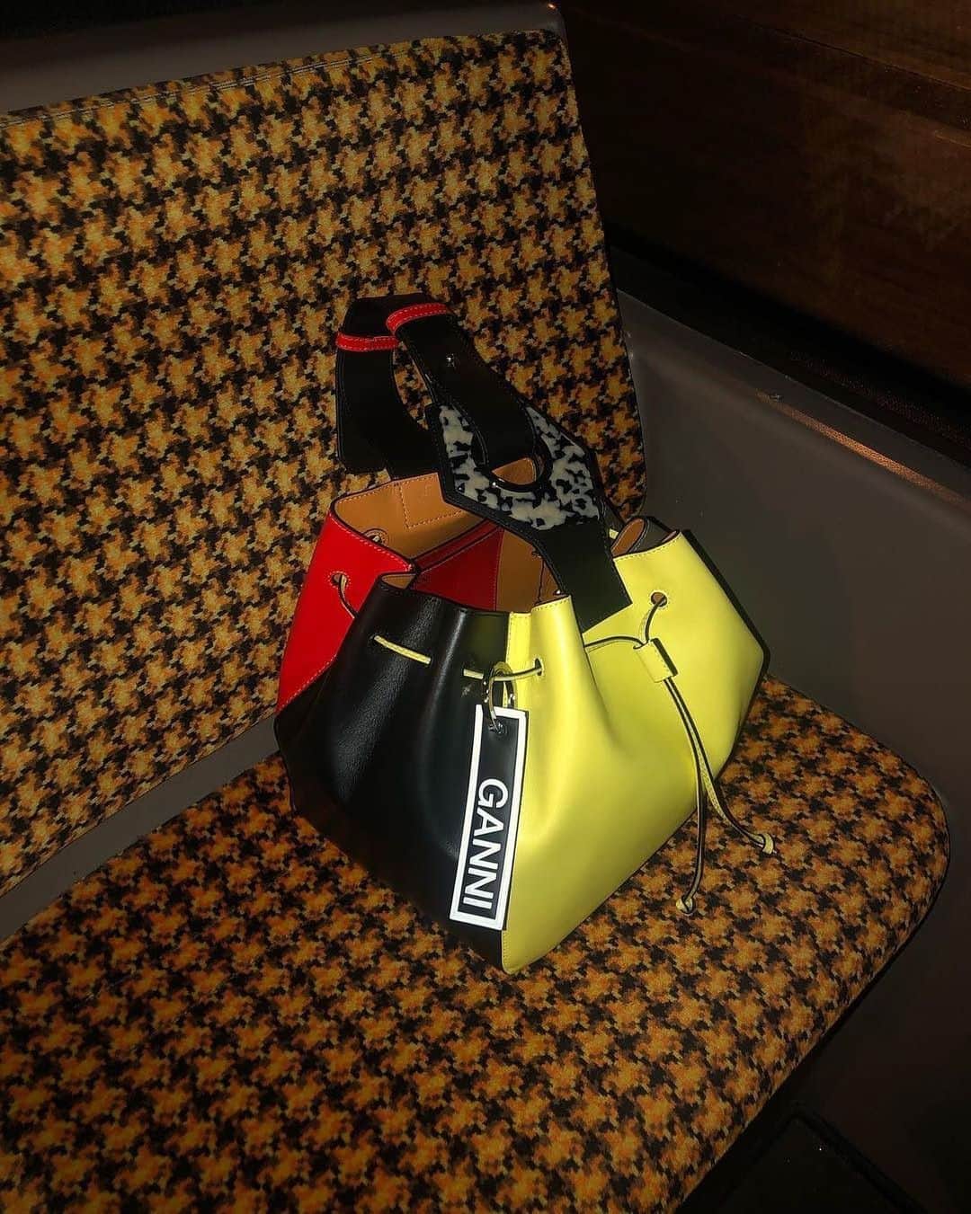 ガンニさんのインスタグラム写真 - (ガンニInstagram)「🚌 @stella_vonsenger with our small leather drawstring bag」5月25日 16時58分 - ganni