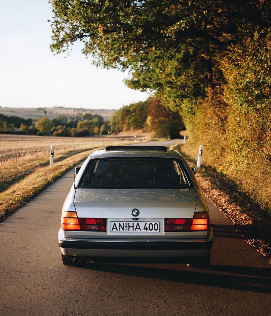 のインスタグラム：「Drives to adventures you can't imagine. The second generation of the BMW 7 Series. #BMWrepost @sportfahrer #BMW #7Series #BMWClassic」