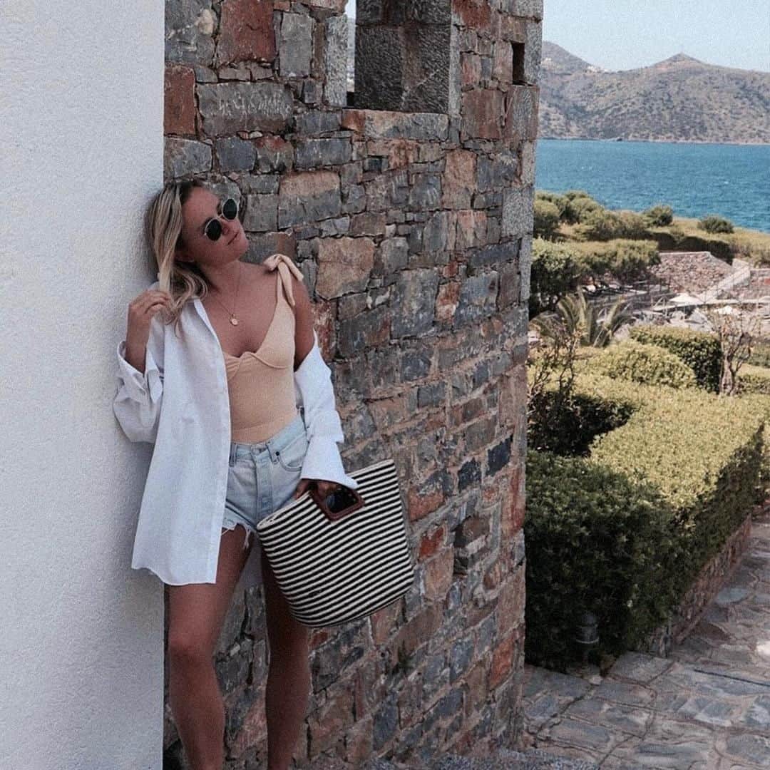 アクセサライズのインスタグラム：「Fancy up to 30% off trending summer styles, like our Eleanor striped tote (🔍: 6909859000)? Just tap the link in our bio to shop! We're loving this laid-back look by @lucyalicelook. ☀️ #ACCZinCrete #Travel #Inspo #Accessorize #Accessorizer」