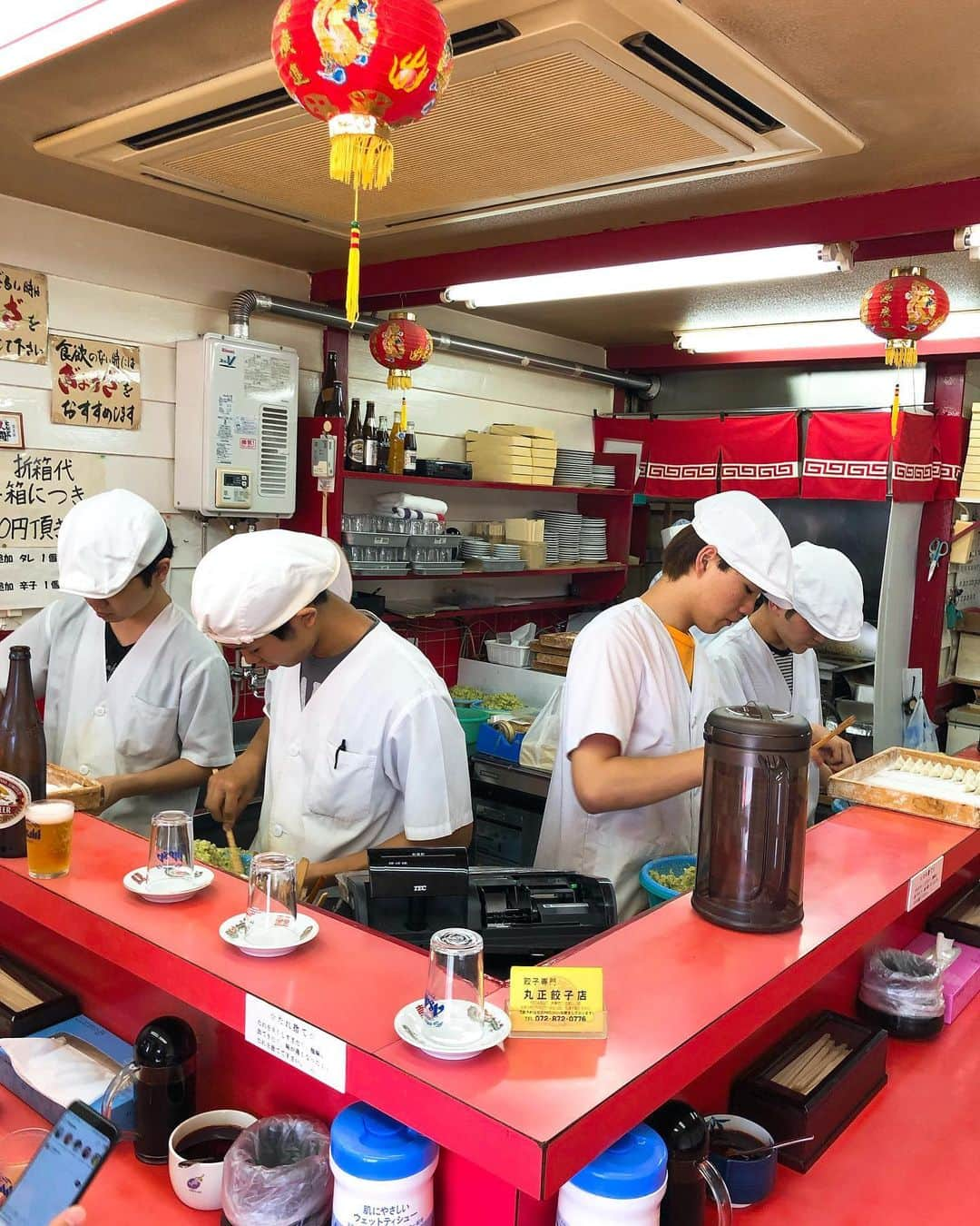 秋山具義さんのインスタグラム写真 - (秋山具義Instagram)「東大阪ディープツアー。﻿ ﻿ 一軒目は、住道『丸正餃子店』。﻿ 16時オープンで、15時から電話予約しないと入れないというシステムは知らないと難しい。﻿ ﻿ まずは、ひとりで3人前。﻿ 皮がビックリするくらい薄くて、﻿ 飲める餃子、旨すぎる〜！！！！！﻿ ﻿ 追加で、2人前、計5人前、ペロリ！﻿ ﻿ #丸正餃子店 #具義餃子2019」5月25日 17時01分 - gugitter