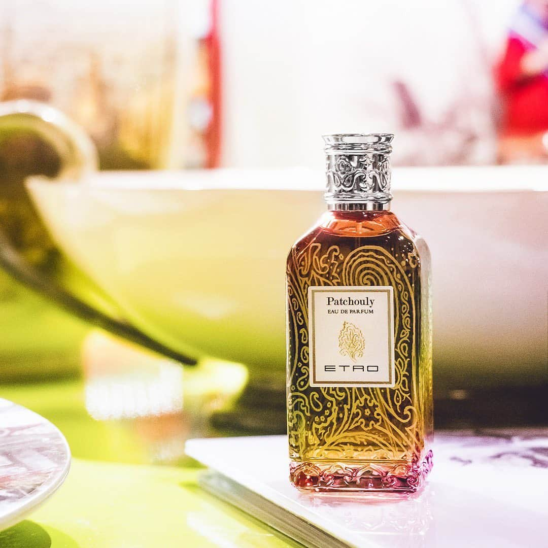 エトロさんのインスタグラム写真 - (エトロInstagram)「Sweet, exotic and sharp emotions with hints of patchouli, orange, lavender, peppermint and incense: this is the Patchouly #Etro Eau De Parfum. ⠀⠀⠀⠀⠀⠀⠀⠀⠀ #EtroFragrances」5月25日 17時03分 - etro