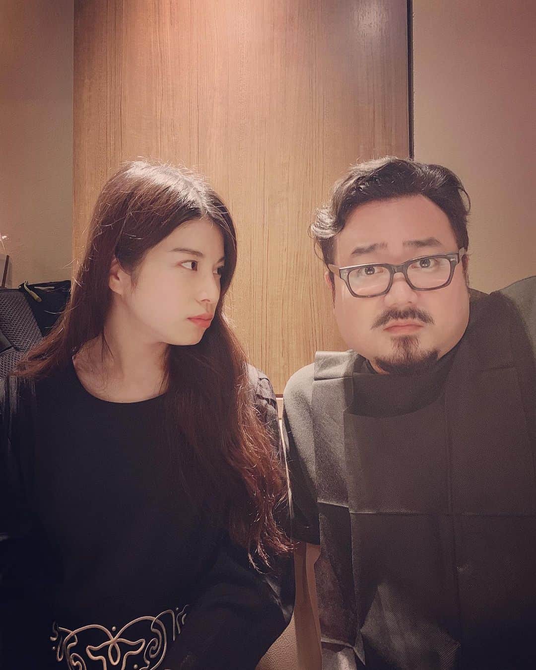 ほな・いこかのインスタグラム：「そういえば、えのぴょんが久しぶりにリズム隊の写真をって撮ってくれたんだけどなかなかに仲々良々。 ほなみとまさお。」