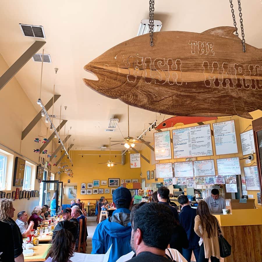 坂田陽子さんのインスタグラム写真 - (坂田陽子Instagram)「サンフランシスコ・グルメメモ。 ・ ・ バターがたっぷり染みたカリふわトーストにブリンブリンのロブスターがこれでもかって位ゴロゴロ入ったロブスターロール🦞海老好きには堪らない‼️ サンフランシスコで食べたパンは割と酸味の強いものが多かったけど、ここのは控えめで一番好きだったかも😆 @newenglandlobster ・ ・ 17マイルドライブに行く途中に寄った @philsfishmarket  スパイスのきいたトマトスープに海老蟹オマール、イカにホタテにシーフードのお祭り騒ぎ😂で旨味出まくり海の味〜‼の、チョッピーノ。️そりゃあ、出るよね。これだけ贅沢に入ってれば😂 パスタは、、やや大味😂 ・ ・ カストロ地区の静かな住宅街にある、予約が取りづらいミシュラン1つ星レストラン #frances は、 サンフランシスコに2年住んでる 事務所の後輩 @hitomi.k24 が自信を持ってオススメしてくれただけあっての名店。 見た目も美しく素材の扱い、味やソースも繊細で、気取ってない食材を特別な物に仕上げてくれる。 定番のベーコンのベニエは、甘くないふわふわのドーナツの中にスモークベーコンの塩気がきいてて、軽やかな酸味のサワークリームみたいなソースも重たくない。 これだけでワイン1本いけそうな勢い😂 ・ ホクホクして甘みがあるひよこ豆のフリットはアイオリソースで。何気無いのに、いちいち美味しい😂 ・ メインのお肉も柔らかくて、ムチムチ。しっとりとした食感。 火入れや仕上げのソースなど、 どれも素材への愛が感じられる‼️ 地元の食材に拘り、アメリカ料理にアジア、ヨーロッパテイストをミックスした、カリフォルニア料理をお洒落に、楽しく堪能しました。 ・ ・ 人口に対してレストランの数が世界一と言われる美食の街サンフランシスコ。またまだ食べ足りない😂 ・ ・ #sanfrancisco  #ロブスターロール #チョッピーノ」5月25日 17時22分 - yokosakata