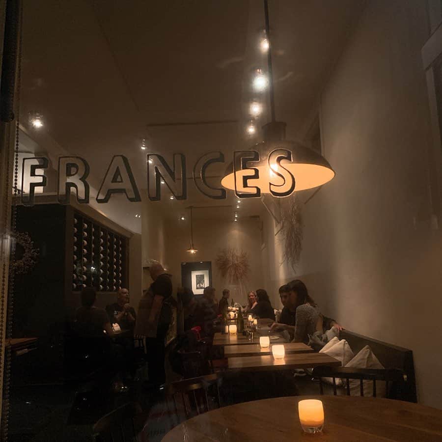 坂田陽子さんのインスタグラム写真 - (坂田陽子Instagram)「サンフランシスコ・グルメメモ。 ・ ・ バターがたっぷり染みたカリふわトーストにブリンブリンのロブスターがこれでもかって位ゴロゴロ入ったロブスターロール🦞海老好きには堪らない‼️ サンフランシスコで食べたパンは割と酸味の強いものが多かったけど、ここのは控えめで一番好きだったかも😆 @newenglandlobster ・ ・ 17マイルドライブに行く途中に寄った @philsfishmarket  スパイスのきいたトマトスープに海老蟹オマール、イカにホタテにシーフードのお祭り騒ぎ😂で旨味出まくり海の味〜‼の、チョッピーノ。️そりゃあ、出るよね。これだけ贅沢に入ってれば😂 パスタは、、やや大味😂 ・ ・ カストロ地区の静かな住宅街にある、予約が取りづらいミシュラン1つ星レストラン #frances は、 サンフランシスコに2年住んでる 事務所の後輩 @hitomi.k24 が自信を持ってオススメしてくれただけあっての名店。 見た目も美しく素材の扱い、味やソースも繊細で、気取ってない食材を特別な物に仕上げてくれる。 定番のベーコンのベニエは、甘くないふわふわのドーナツの中にスモークベーコンの塩気がきいてて、軽やかな酸味のサワークリームみたいなソースも重たくない。 これだけでワイン1本いけそうな勢い😂 ・ ホクホクして甘みがあるひよこ豆のフリットはアイオリソースで。何気無いのに、いちいち美味しい😂 ・ メインのお肉も柔らかくて、ムチムチ。しっとりとした食感。 火入れや仕上げのソースなど、 どれも素材への愛が感じられる‼️ 地元の食材に拘り、アメリカ料理にアジア、ヨーロッパテイストをミックスした、カリフォルニア料理をお洒落に、楽しく堪能しました。 ・ ・ 人口に対してレストランの数が世界一と言われる美食の街サンフランシスコ。またまだ食べ足りない😂 ・ ・ #sanfrancisco  #ロブスターロール #チョッピーノ」5月25日 17時22分 - yokosakata