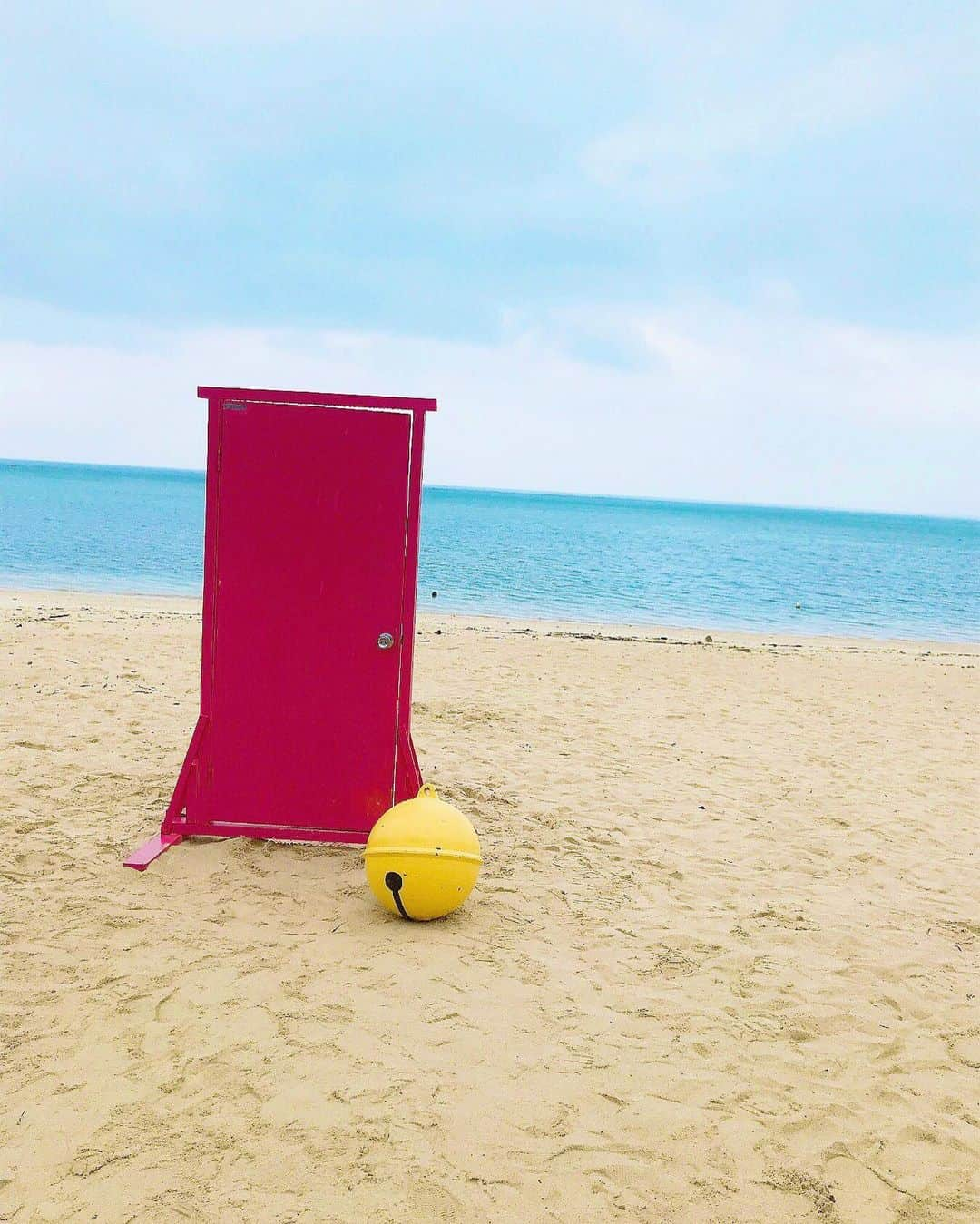 市川愛さんのインスタグラム写真 - (市川愛Instagram)「ビーチにどこでもドア🚪❤️🏖かわいい〜〜 ・ ・ ・ ・ ・ ・ ・  #沖縄 #沖縄カフェ #うっぱまビーチ #ウッパマそば #今帰仁カフェ #jouetie #旅好き女子」5月25日 17時31分 - pkmnai