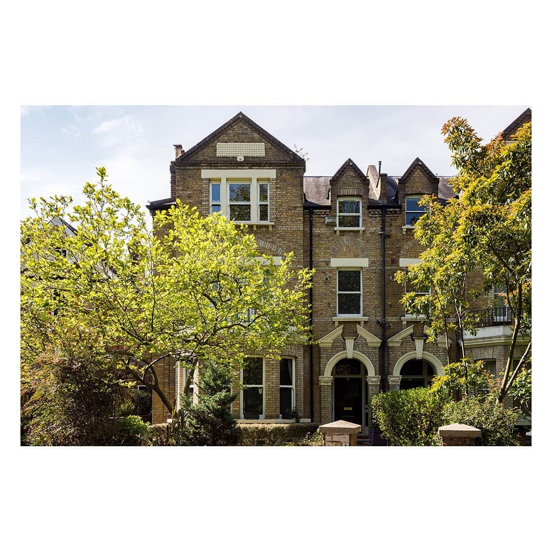 The Modern Houseさんのインスタグラム写真 - (The Modern HouseInstagram)「Tree House: an elegant apartment overlooking the picturesque greenery of Lewisham Park. Click the link in our bio to request a viewing next weekend.  #southeastlondon #greenhomes #saturdaystyle」5月25日 17時24分 - themodernhouse