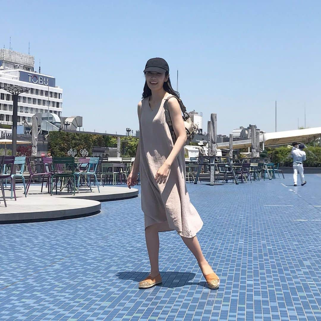 二宮綾海さんのインスタグラム写真 - (二宮綾海Instagram)「🌞 今日はあっつかったー！ 街歩いてたら運送屋のおじちゃんが、 お子さんにって保冷剤渡してくれた👨🏻‍🦱💕 夫は何故か警戒してたけど🙄、 私はおじちゃんの優しさに癒されました☺︎ . . ☑︎ワンピース:#kobelettuce . ☑︎キャップ:#kobelettuce . ☑︎スリッポン:#madras . .  #休日#ママコーデ#コーディネート#ワンピース：#神戸レタス @kobe_lettuce (E2084) #キャップ：#神戸レタス @kobe_lettuce (J687)#キャップ#家族day#东京#时装#fashion#cordinate #casual#tokyo」5月25日 17時24分 - a36umi