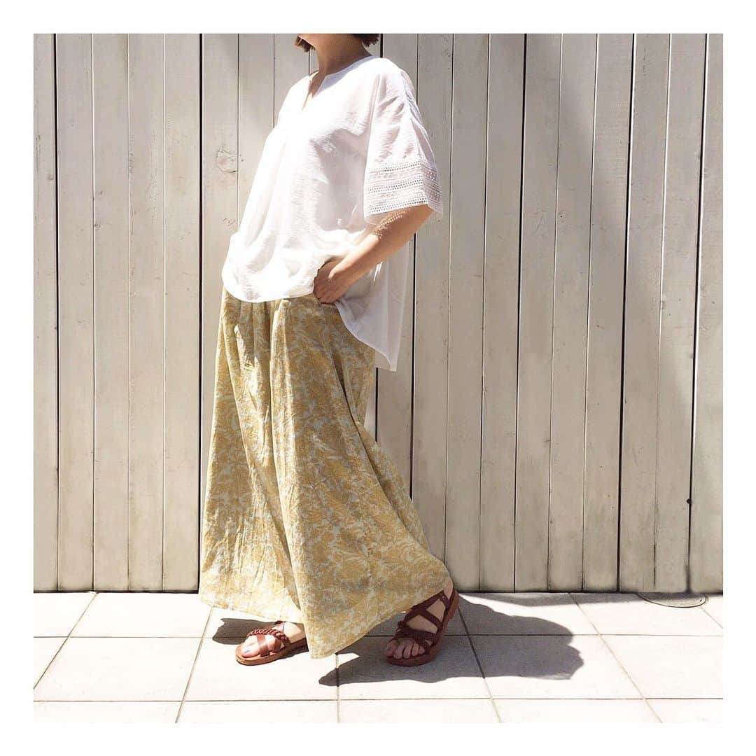 samansamos2blueさんのインスタグラム写真 - (samansamos2blueInstagram)「\2019 SUMMER/﻿﻿﻿﻿﻿﻿﻿﻿﻿ 【Pick up item】﻿﻿﻿﻿﻿﻿﻿﻿﻿ ﻿﻿﻿ 人気のエスニックフラワープリントのまるでスカートのようなロング丈のワイドパンツ。ふんわり軽くて涼しい履き心地です。﻿ エスニック調のデザインが大人可愛い印象に。。♪♪﻿ ﻿ ﻿ ﻿エスニックフラワーギャザーパンツ﻿ ¥3,990＋tax﻿﻿﻿﻿﻿ ﻿﻿﻿﻿ ﻿﻿﻿﻿﻿﻿﻿ #samansamos2blue #サマンサモスモスブルー #sm2 #blue #2019ss #summer #pickup #item #pants  #fashion #code #style #大人カジュアル #lifestyle」5月25日 17時37分 - samansamos2blue