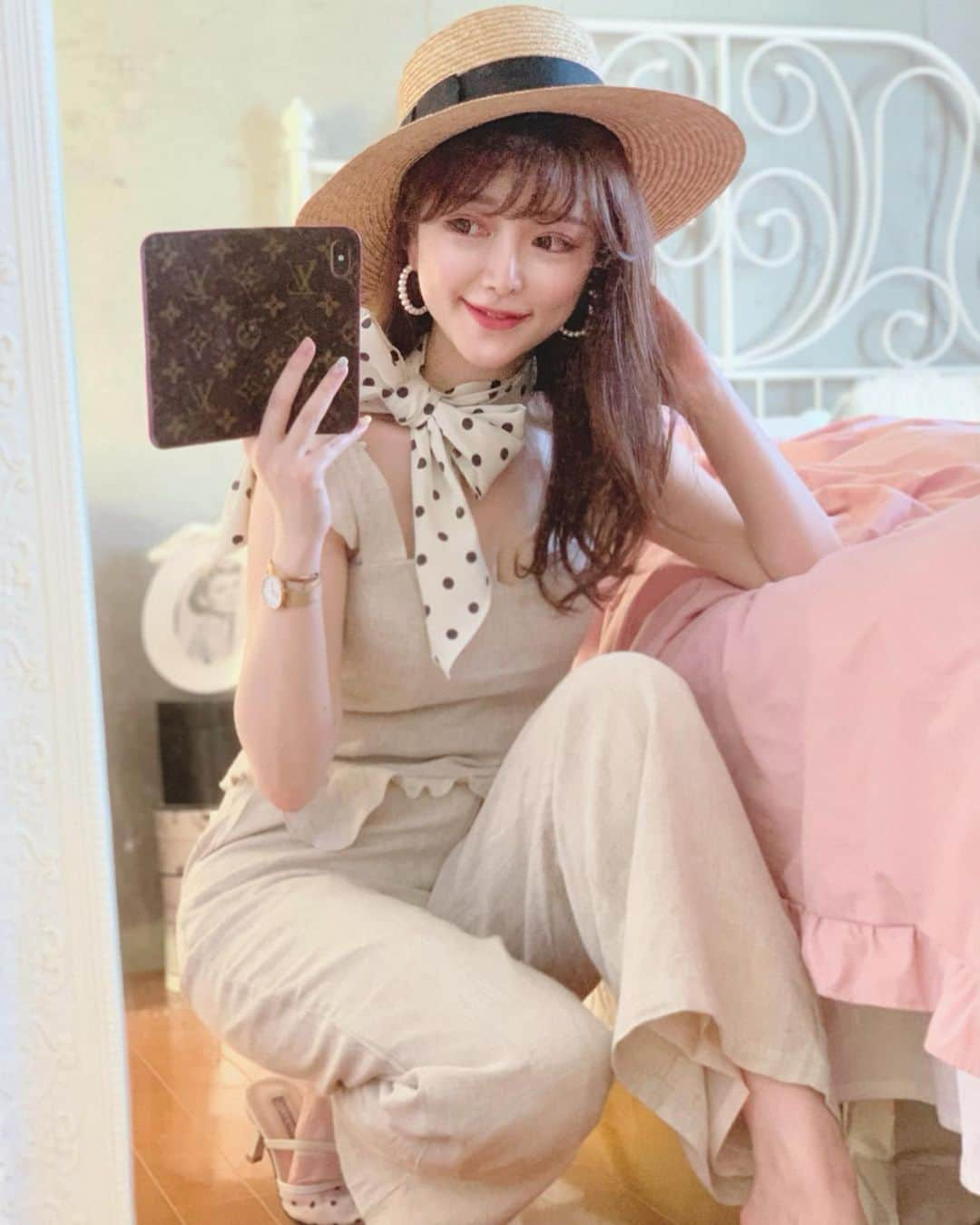 蓼沼綾さんのインスタグラム写真 - (蓼沼綾Instagram)「🇫🇷👒💐🍋🥐 ^_^ 本日、東京32℃ 大好きな灼熱の季節はもうすぐそこだ🌞💕 ・ 休日はとことん自分らしく楽しむ！ それが1番の健康法だったりする✍️ 本日はやることを終わらせたら 抜け去ったマツエクのメンテナンスに行きます😉💕 ・ シルエットが綺麗なリネン素材のパンツセットアップは @fifth_store のもの🌼 (⇨50%OFF🎟💕) ・ 大人色っぽくて今の気分にとってもしっくり💗 ・ ・ #fifth #fifthtl #フィフス #instastyle #ootd #今日のコーデ #codenate #fashion #プチプラコーデ #luisvuitton #iphonecase #スカーフアレンジ #麦わら帽子 #カンカン帽 #eimyistoire #エイミーイストワール #ナチュラルリネンビスチェセットアップ #パンツコーデ #ドットスカーフ #パールピアス #ベージュコーデ」5月25日 17時49分 - tadeaya