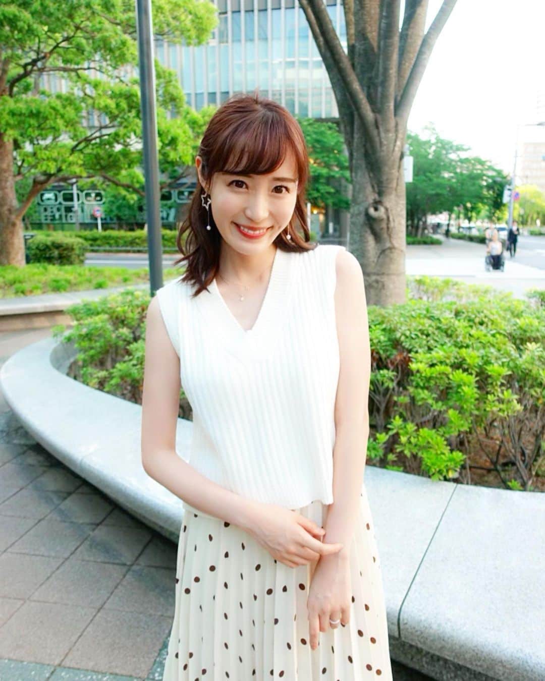 小林真由のインスタグラム：「⋆﻿ ⋆﻿ 抱っこ紐をしてる時間が﻿ 至極幸せな時なのに﻿ この暑さだとほっかほか〜🤣﻿ ﻿ 最近はパンツかミディ丈スカートが多めです👖 ワンピースが好きだけど﻿ 今の時期は着るタイミングを選ぶので🍼﻿ セットアップが嬉しい！﻿ バックも可愛いの。﻿ ﻿ @romile_official﻿ #ロミール #コーデ #ママコーデ #コーディネート #セットアップ #夏服 #ドット #romile #coordinate #fashion」