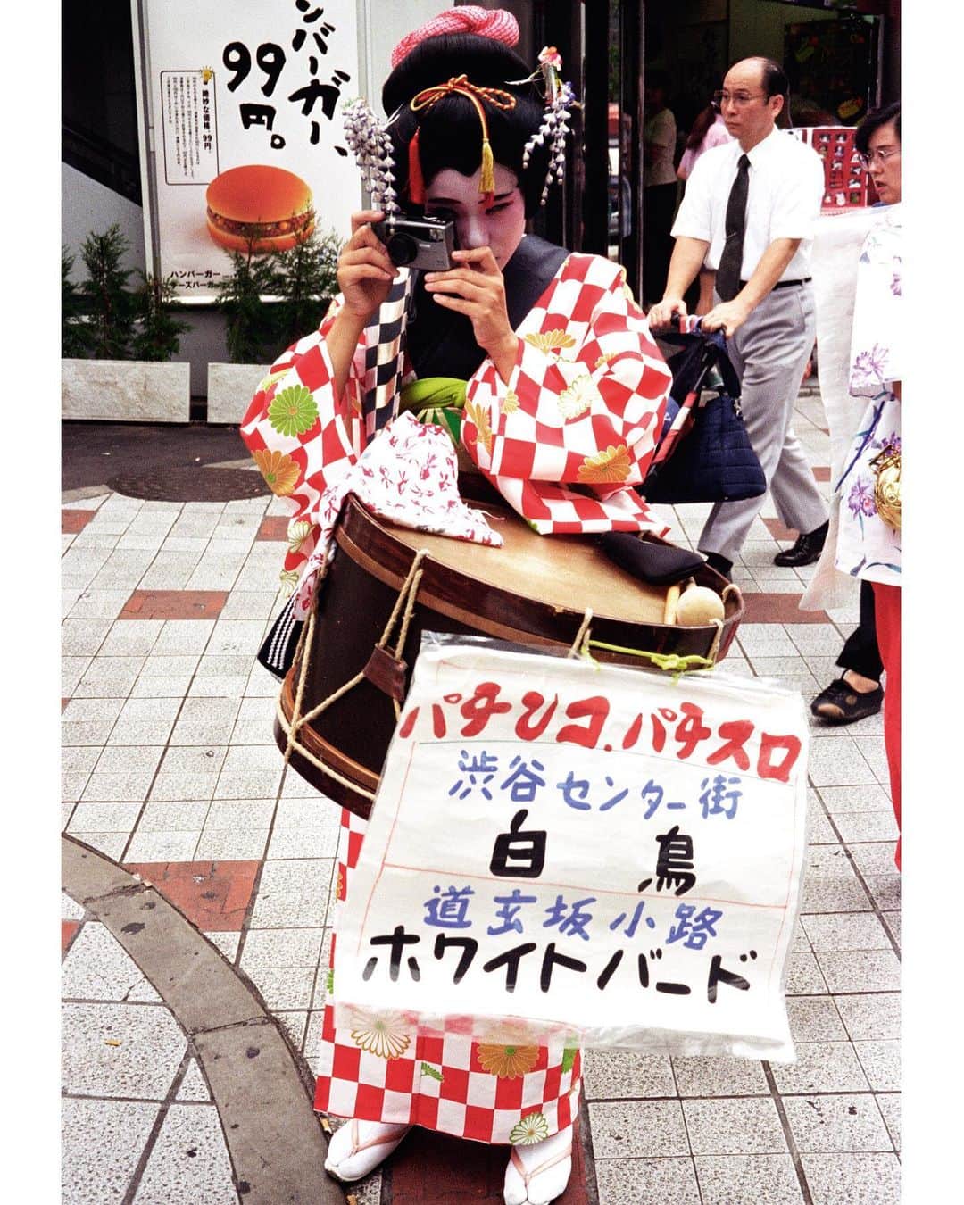 マリオ・テスティーノさんのインスタグラム写真 - (マリオ・テスティーノInstagram)「SMILE! ¡SONRIE!  #MarioTestino #Tokyo」5月25日 17時49分 - mariotestino