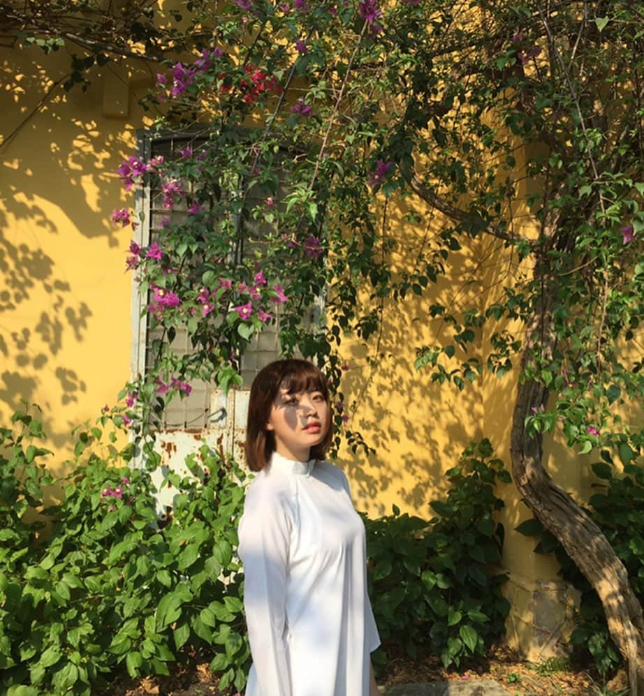 冨手麻妙さんのインスタグラム写真 - (冨手麻妙Instagram)「with Keiko Nomura  #keikonomura #photographer #vietnam #photoshoot #flower #yellow #amitomite #野村恵子 #写真集」5月25日 17時49分 - amitomite