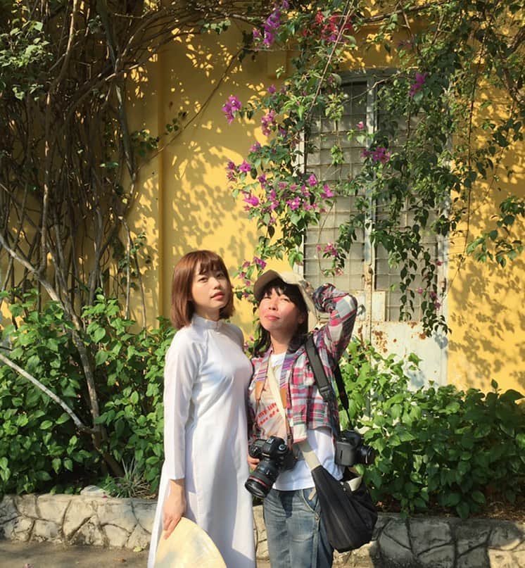 冨手麻妙さんのインスタグラム写真 - (冨手麻妙Instagram)「with Keiko Nomura  #keikonomura #photographer #vietnam #photoshoot #flower #yellow #amitomite #野村恵子 #写真集」5月25日 17時49分 - amitomite