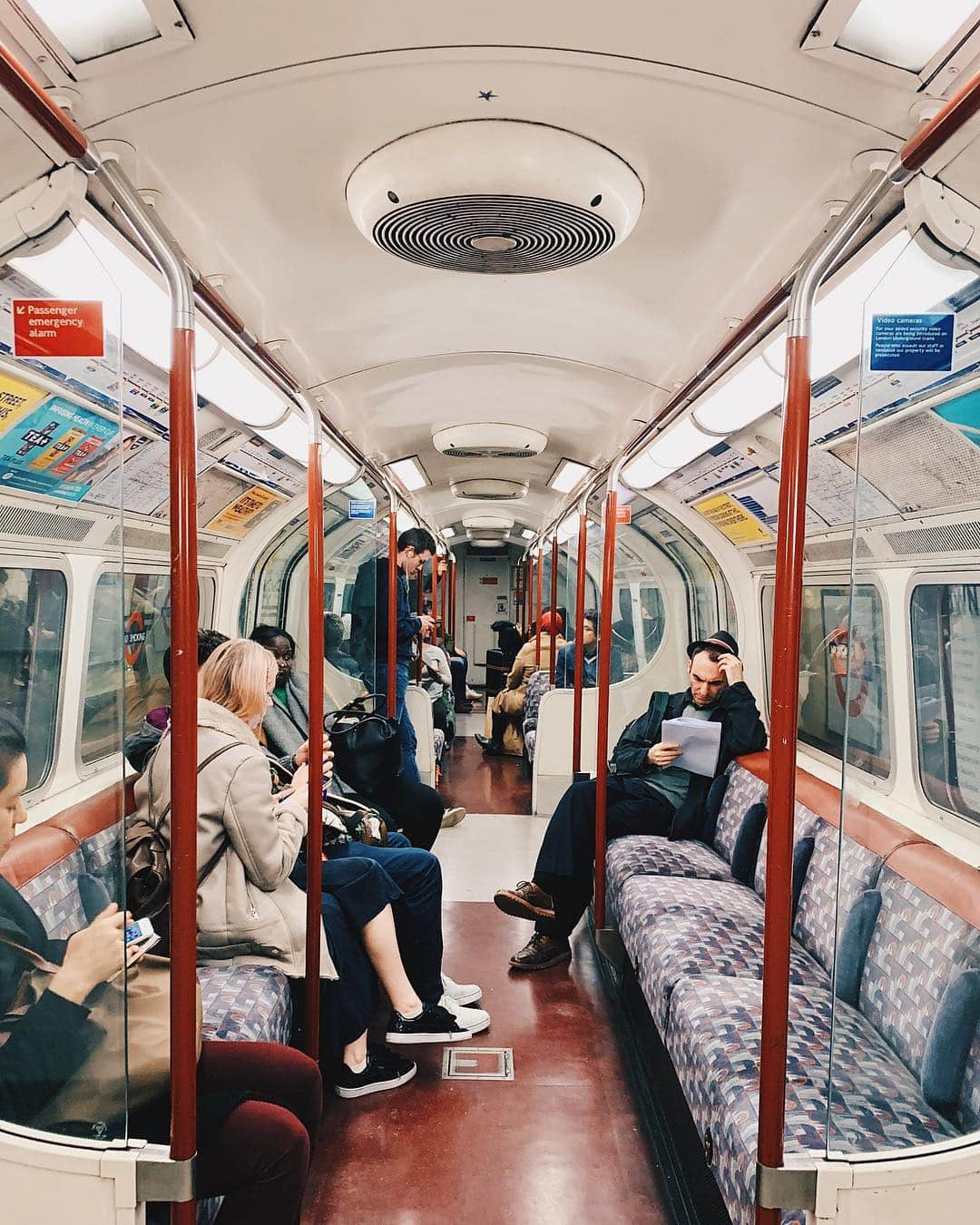 @LONDON | TAG #THISISLONDONさんのインスタグラム写真 - (@LONDON | TAG #THISISLONDONInstagram)「@MrLondon on the #BakerlooLine... I don’t mind the #LondonUnderground when it’s this chill ☺️👌🏼 // #thisislondon #london #TfL 🚇」5月25日 17時44分 - london