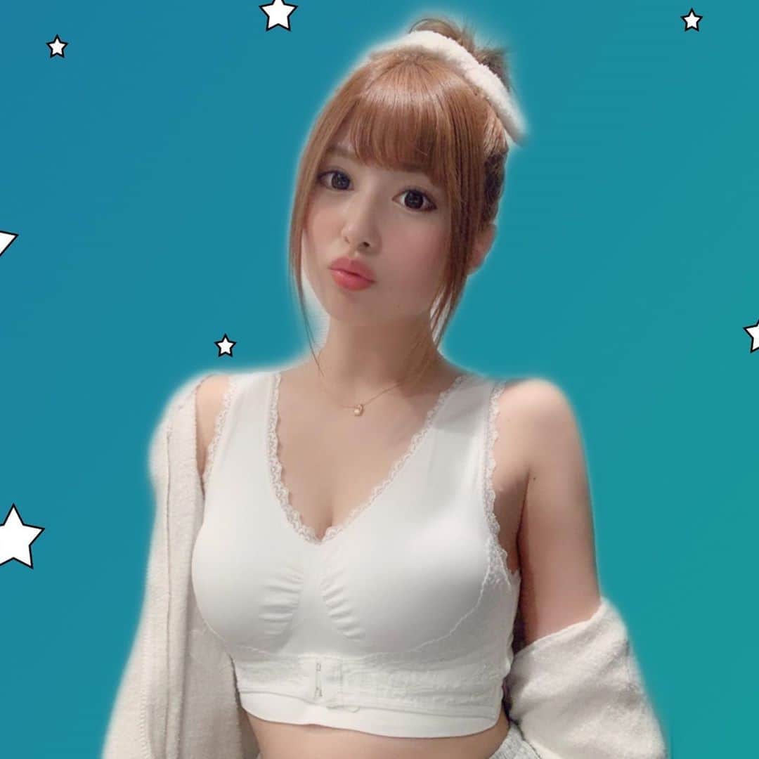のインスタグラム：「😼 . . 成瀬は背景加工の 技術を覚えた！ ﾚﾍﾞﾙｱｯﾌﾟ!!!ﾃﾃ-ﾝ!!!!!! . . やほ！ . ナイトブラ着けてるかい？ 前に紹介したことあったね☺️ . . 「ここちゃんが 日頃心がけていることを 教えてください！」 と聞いてくれた方が 沢山いたので これからはスキンケアとか 色々紹介できたら！！ と思っているのだけど 今回はそんな中から バストケアを✨ . . バストのエステに行った事も クリームをせっせこ 塗ってた事もあったけど やっぱり続けるには 労力もお金もかかるなぁと。 . . でもやっぱり ハリがなくなって 少し重心が下がったお胸は 見た目が年齢を感じてしまって 日々の悩みのタネに。 . だからナイトブラは毎日の必須アイテムで 何があっても絶対着ける！ 着けずに寝てしまったら本当に落ち込む。笑 メイクを落とさなかった時と同じくらい。 . 詳しくは前のナイトブラの投稿にも 書いてあるから是非❤️ . . 今も何種類かナイトブラは持ってるけど @tu_hacci さんのやつは お友達が持っていて これいいよー！ って紹介してもらって 私も試してみた☺️ . デザインが可愛いのだけど 前についてるフックを着けると 結構しっかり下乳から固定してくれるの。 . でも全然苦しくなくて不思議！ . ナイトブラには珍しく しっかりパットも入ってるから 寝る時はもちろん お休みの日のラフな格好の時も 普通のブラだと苦しいなーって時 これ着けちゃってます☺️へへ . . ここのブランドさんは カップ付きキャミソールとかもあるから それを着けて寝るだけでも 全然違うかもね！ . 5/27 17:00まで 30%割引クーポンコードが貰える らしいよん！ はい！毎度おなじみお得情報。笑 https://www.tu-hacci.co.jp/feature/weekendsale/ . . 私の周りでは(同世代ね) 最近ガードルいつから履く！？ 問題が多く出るよ👀 . お尻ケアもそろそろしないとなぁって。 . 年齢的に腰回り付くのよ！笑 あとジーパンかっこよく履きたい。 . ガードルとか着けてる子 何かいい情報あったら希望します🙏 . . #tu_hacci #gelatopique #followｍe #instapic #instagram #instagood #inner #ナイトブラ #ツーハッチ #ルームウェア #補正ブラ #育乳 #バストケア」