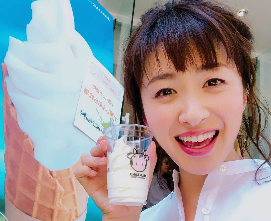 黛英里佳さんのインスタグラム写真 - (黛英里佳Instagram)「THE J×MILKLAND HOKKAIDO→TOKYOのイベント、本日の分は無事終了しました😊 お越し頂いた皆さまありがとうございました💕  写真は北海道で活躍されるチーズのプロフェッショナルでありソムリエでもある石川さんにチーズとワインの美味しい合わせ方など教えていただきました😋  今日は暑かったので合間にソフトクリームもぱくり🍦  明日も引き続き自由ケ丘で開催されます！ 「北海道酪農〇×クイズ大会」  5月26日（日）①13：30～14：00  ②15：45～16：15 「アウトドア de MILKを楽しもう!!　簡単アウトドア料理紹介」  5月26日（日）14：30～15：00  チーズやワインの試食、試飲もありますのでみなさまぜひお越しください🤗🍷💕 #牛乳#ミルク#ミルクランド北海道#THEJ#自由ケ丘」5月25日 17時55分 - erikamayuzumi_official