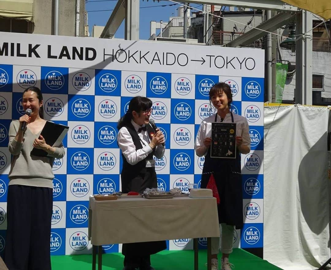 黛英里佳さんのインスタグラム写真 - (黛英里佳Instagram)「THE J×MILKLAND HOKKAIDO→TOKYOのイベント、本日の分は無事終了しました😊 お越し頂いた皆さまありがとうございました💕  写真は北海道で活躍されるチーズのプロフェッショナルでありソムリエでもある石川さんにチーズとワインの美味しい合わせ方など教えていただきました😋  今日は暑かったので合間にソフトクリームもぱくり🍦  明日も引き続き自由ケ丘で開催されます！ 「北海道酪農〇×クイズ大会」  5月26日（日）①13：30～14：00  ②15：45～16：15 「アウトドア de MILKを楽しもう!!　簡単アウトドア料理紹介」  5月26日（日）14：30～15：00  チーズやワインの試食、試飲もありますのでみなさまぜひお越しください🤗🍷💕 #牛乳#ミルク#ミルクランド北海道#THEJ#自由ケ丘」5月25日 17時55分 - erikamayuzumi_official