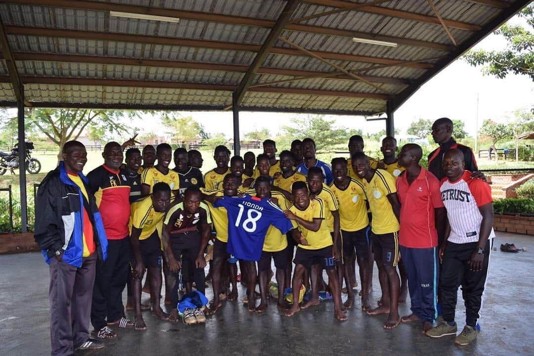 本田圭佑さんのインスタグラム写真 - (本田圭佑Instagram)「They are a dream of a lot of kids in Uganda. #cup #final #brightstarsfc @bright_stars_fc_in_uganda」5月25日 17時56分 - keisukehonda