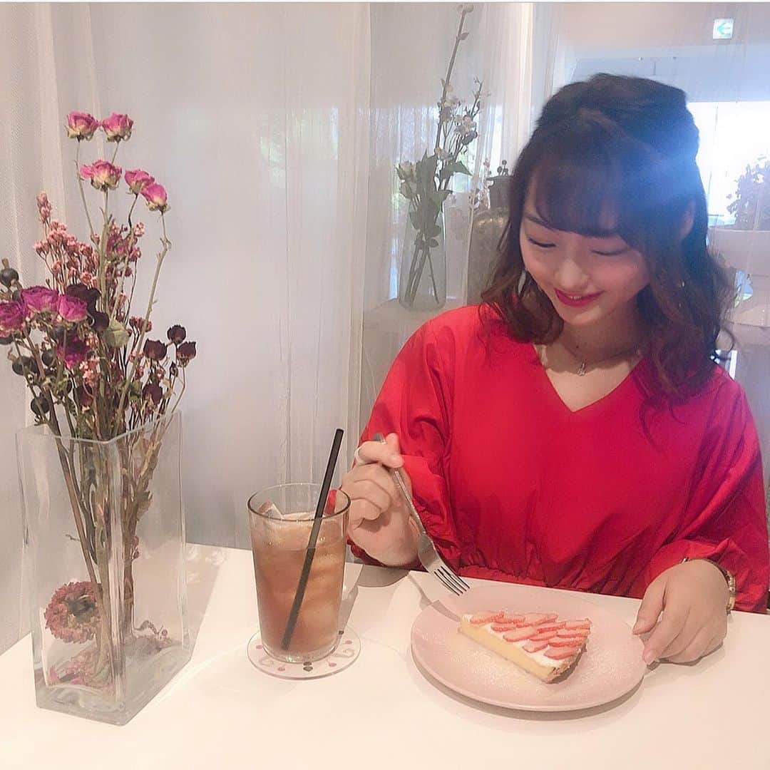 のインスタグラム：「swipe🍓→→→ . オシャカフェ巡り🥀 . 友達が沢山写真撮ってくれました！📸 . . カメラマンさん達にも友達にも 似合ってるね って褒めてもらえたこの赤いワンピース！❣️ . このワンピースは @lindo_0101 さんの！👗 . クーポンコード▷「 MAI 」 全品20%offで購入可能です❣️ . . インスタからじゃ飛べないけど URLも載せておきます💕☟ https://lindo0101.thebase.in/ . . #カフェ巡り #大阪カフェ #心斎橋カフェ #ドライフラワー #ワンピース」