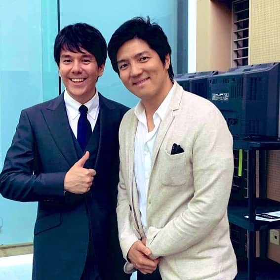 金子三勇士さんのインスタグラム写真 - (金子三勇士Instagram)「A surprise guest... #TakaokiOnishi @takaokitakaoki #Bariton #Artist #JapanArts #Musicians #Pianist #MiyujiKaneko #Backstage #サプライズ #ゲスト #大西宇宙 #バリトン #金子三勇士 #ピアノ #楽屋 #舞台裏」5月25日 18時06分 - miyujikaneko_official