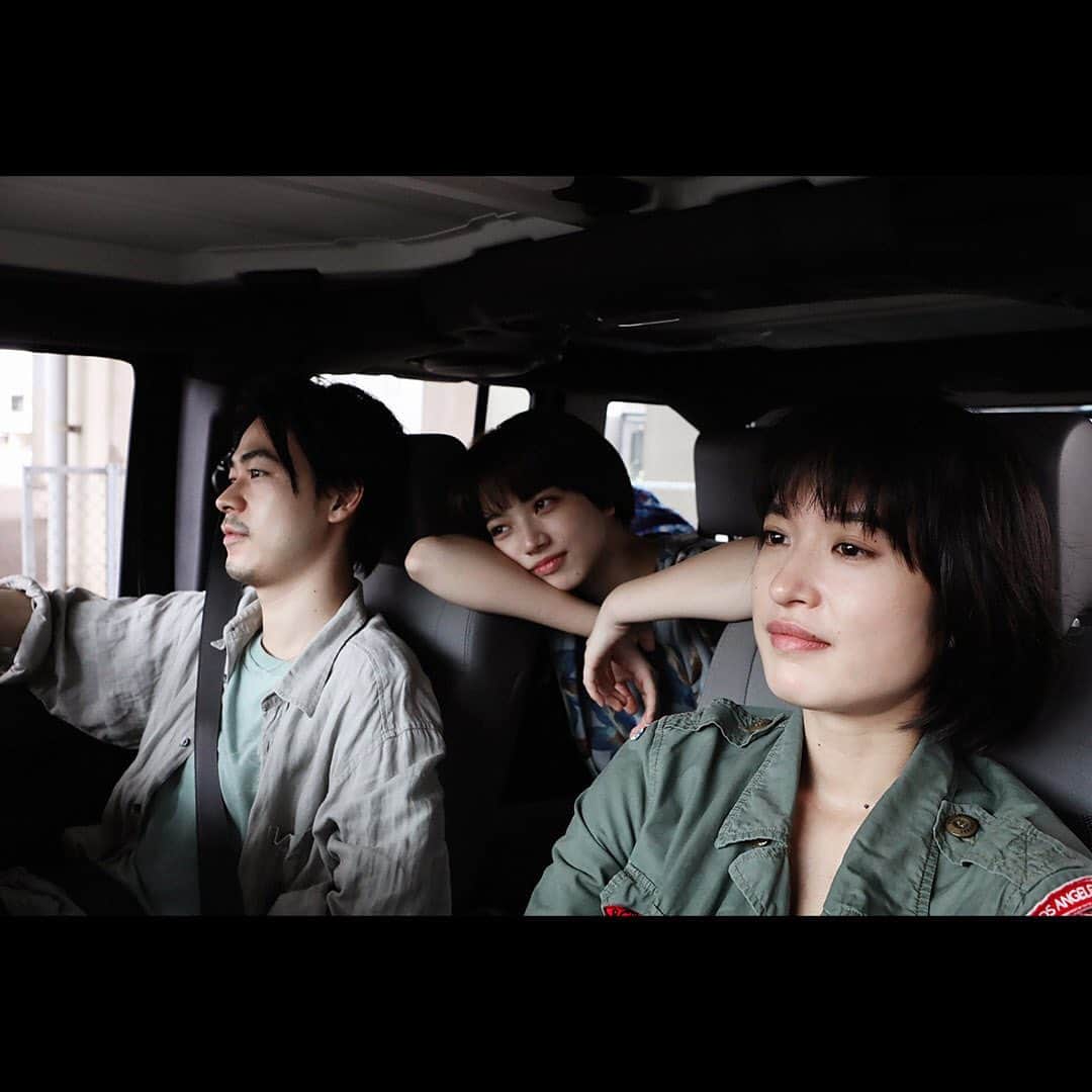 lute / ルーテのインスタグラム：「【ハルレオ ( 小松菜奈 & 門脇麦 )「たちまち嵐」🎬】 小松菜奈、門脇麦、成田凌ら、映画界最旬キャストで贈る青春音楽映画『さよならくちびる』のMVをluteがプロデュース。 あいみょんが作詞・作曲を手掛けた本作の挿入歌『たちまち嵐』の楽曲と共に、映画本編では観ることが出来ない、“ハルレオ“の貴重なメイキング風景を収めた特別映像になっている📺  ほぼギター初心者の小松菜奈と門脇麦がギター・デュオ・ハルレオとして3曲の弾き語りに挑戦した、映画『さよならくちびる』は、5月31日（金）より全国ロードショー🎉  視聴はプロフィールのURLをチェック☝ @lutemedia  #ハルレオ #たちまち嵐 #あいみょん #小松菜奈 #門脇麦 #成田凌 #さよならくちびる #movie #lute #lutmedia」