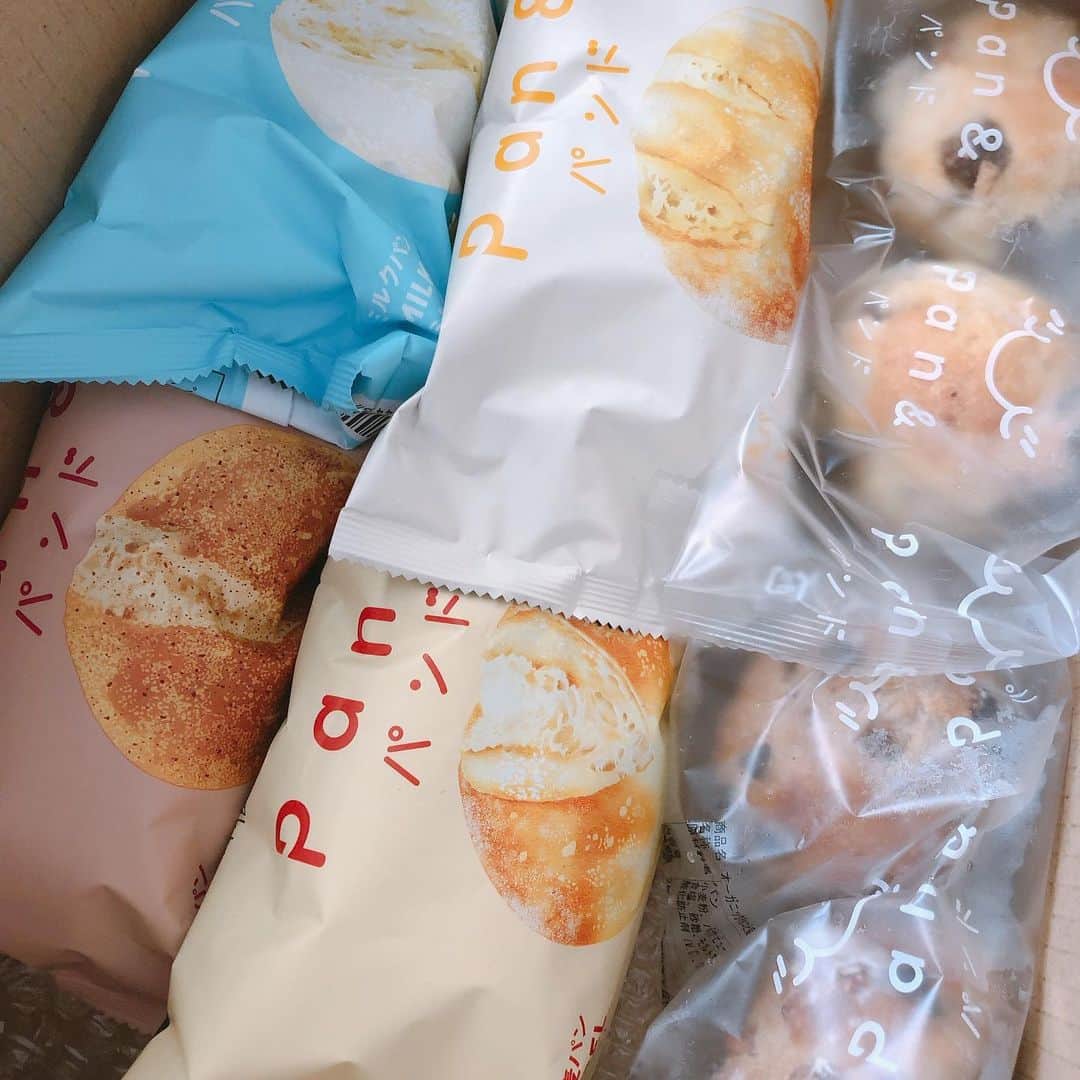 美香さんのインスタグラム写真 - (美香Instagram)「インスタでよく見て気になっていた冷凍パン🥐🥖🍞💗 届いてすぐに焼いてみた👩🏻‍🍳！ おいっしーぃぃぃ💗💗💗 #pand #お取り寄せ #お取り寄せパン #冷凍パン」5月25日 17時58分 - mikaofficial99