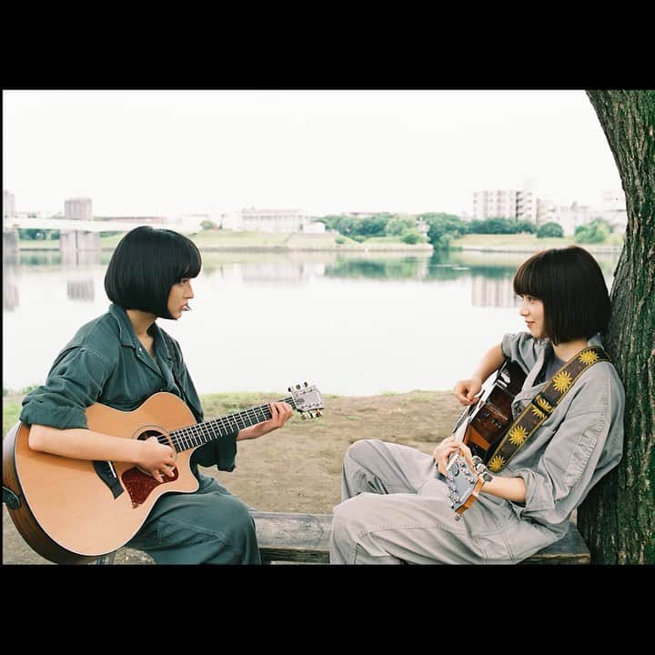 lute / ルーテのインスタグラム：「【ハルレオ ( 小松菜奈 & 門脇麦 )「たちまち嵐」🎬】 小松菜奈、門脇麦、成田凌ら、映画界最旬キャストで贈る青春音楽映画『さよならくちびる』のMVをluteがプロデュース。 あいみょんが作詞・作曲を手掛けた本作の挿入歌『たちまち嵐』の楽曲と共に、映画本編では観ることが出来ない、“ハルレオ“の貴重なメイキング風景を収めた特別映像になっている📺  ほぼギター初心者の小松菜奈と門脇麦がギター・デュオ・ハルレオとして3曲の弾き語りに挑戦した、映画『さよならくちびる』は、5月31日（金）より全国ロードショー🎉  視聴はプロフィールのURLをチェック☝ @lutemedia  #ハルレオ #たちまち嵐 #あいみょん #小松菜奈 #門脇麦 #成田凌 #さよならくちびる #movie #lute #lutmedia」