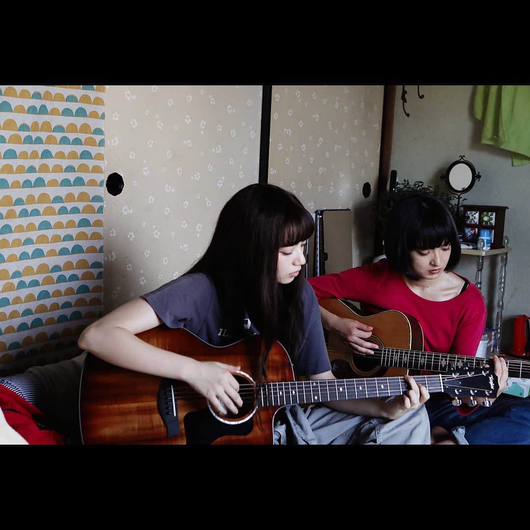 lute / ルーテのインスタグラム：「【ハルレオ ( 小松菜奈 & 門脇麦 )「たちまち嵐」🎬】 小松菜奈、門脇麦、成田凌ら、映画界最旬キャストで贈る青春音楽映画『さよならくちびる』のMVをluteがプロデュース。 あいみょんが作詞・作曲を手掛けた本作の挿入歌『たちまち嵐』の楽曲と共に、映画本編では観ることが出来ない、“ハルレオ“の貴重なメイキング風景を収めた特別映像になっている📺  ほぼギター初心者の小松菜奈と門脇麦がギター・デュオ・ハルレオとして3曲の弾き語りに挑戦した、映画『さよならくちびる』は、5月31日（金）より全国ロードショー🎉  視聴はプロフィールのURLをチェック☝ @lutemedia  #ハルレオ #たちまち嵐 #あいみょん #小松菜奈 #門脇麦 #成田凌 #さよならくちびる #movie #lute #lutmedia」