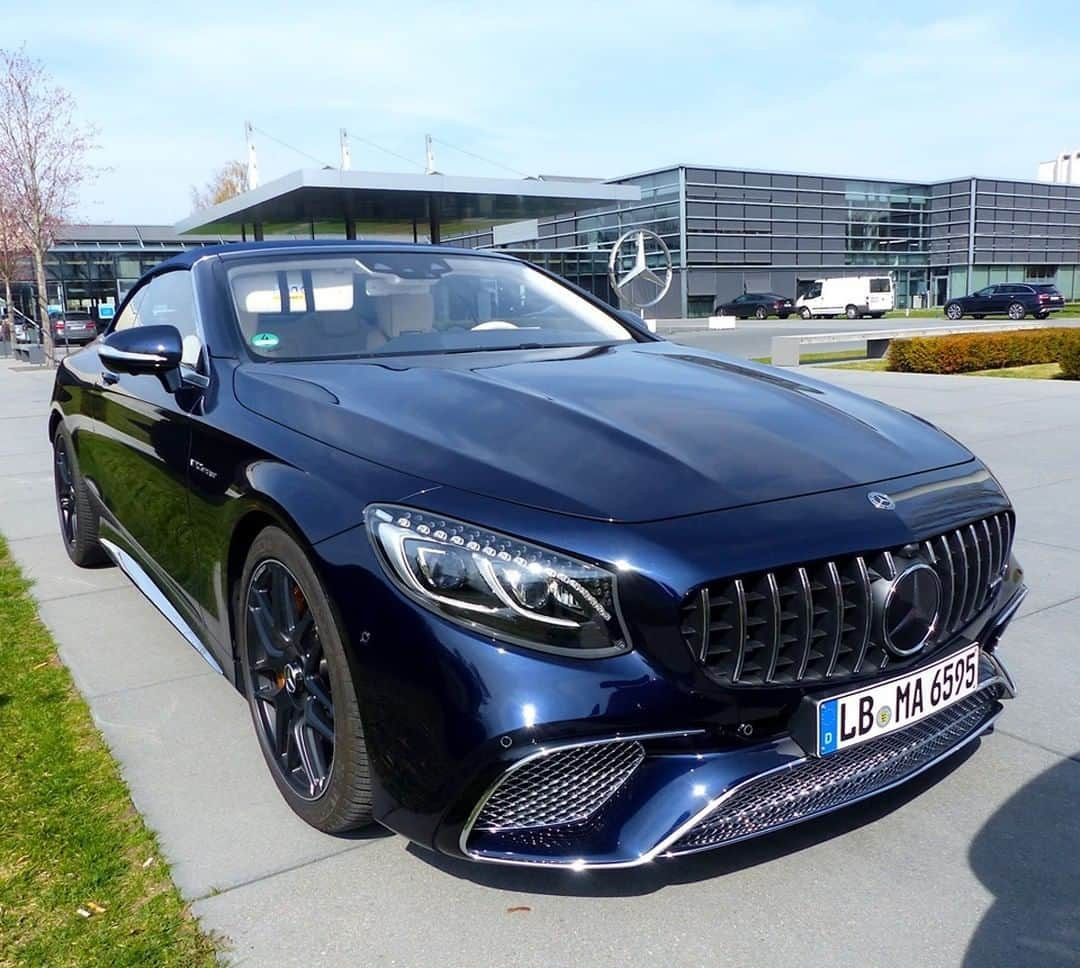 Mercedes AMGさんのインスタグラム写真 - (Mercedes AMGInstagram)「[Mercedes-AMG S 65 Cabriolet | Fuel consumption combined: 14.2 l/100km | CO2 emissions combined: 325 g/km]  Just under this hood lurks a mighty 6.0-liter V-12 biturbo engine with port injection and forced induction that creates 630 hp!  Photo: @mbkundencenter  #MercedesAMG #DrivingPerformance #SClass」5月25日 18時00分 - mercedesamg