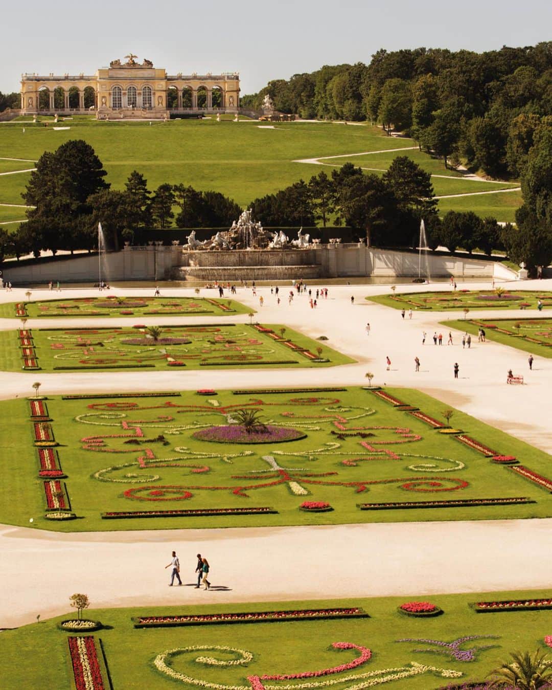 Wien | Viennaさんのインスタグラム写真 - (Wien | ViennaInstagram)「Schönbrunn Palace park is open to visitors free of charge all year round and is home to impressive fountains, statues, monuments, trees and flowers as well as the magnificent Gloriette. Is Schloss Schönbrunn on your bucket list? ⛲️🍃 by Peter Rigaud #ViennaNow」5月25日 18時00分 - viennatouristboard