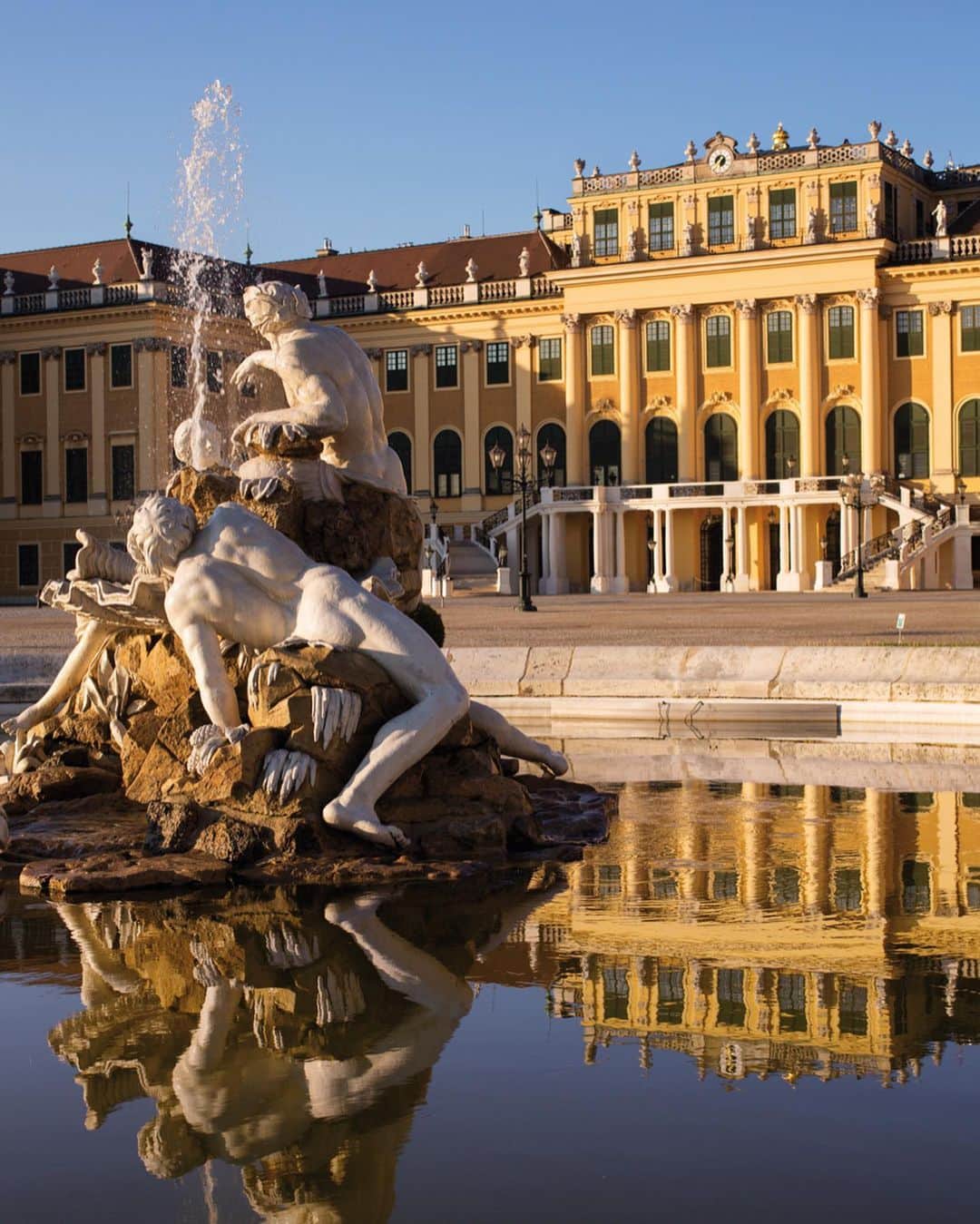 Wien | Viennaさんのインスタグラム写真 - (Wien | ViennaInstagram)「Schönbrunn Palace park is open to visitors free of charge all year round and is home to impressive fountains, statues, monuments, trees and flowers as well as the magnificent Gloriette. Is Schloss Schönbrunn on your bucket list? ⛲️🍃 by Peter Rigaud #ViennaNow」5月25日 18時00分 - viennatouristboard