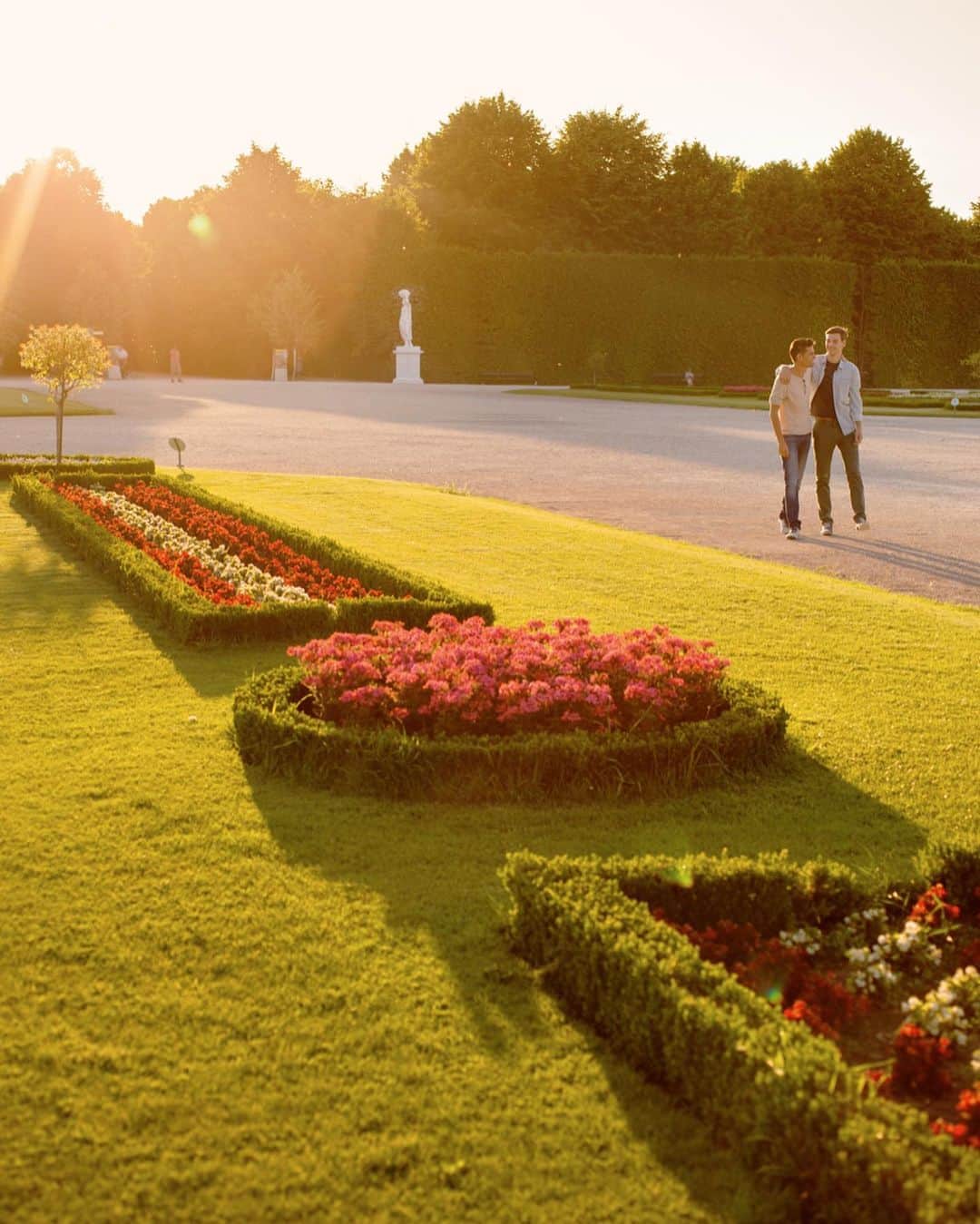 Wien | Viennaさんのインスタグラム写真 - (Wien | ViennaInstagram)「Schönbrunn Palace park is open to visitors free of charge all year round and is home to impressive fountains, statues, monuments, trees and flowers as well as the magnificent Gloriette. Is Schloss Schönbrunn on your bucket list? ⛲️🍃 by Peter Rigaud #ViennaNow」5月25日 18時00分 - viennatouristboard