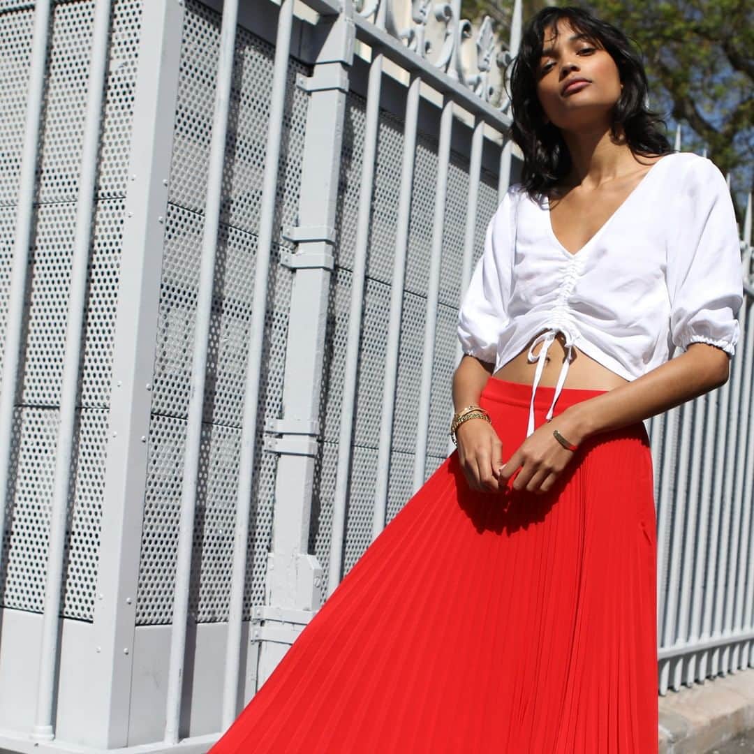クーカイのインスタグラム：「Un samedi stylé avec le top froncé et la jupe Carlotta ! . . . #kookaiette #fashion #style #outfit」