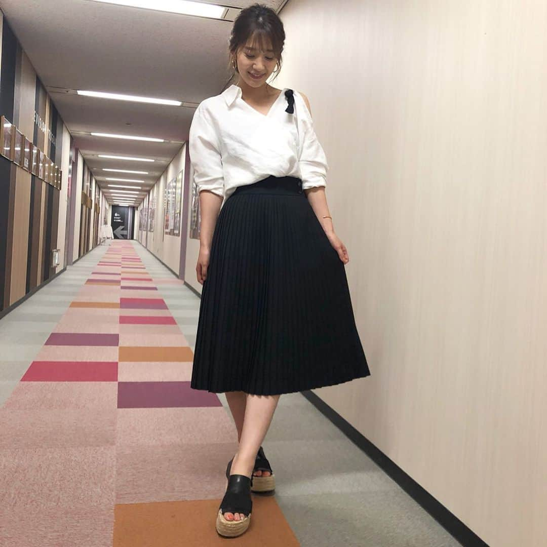 吉田明世さんのインスタグラム写真 - (吉田明世Instagram)「今日も暑い1日でした🤒 前髪、切りました💇‍♀️ 👗衣装 セットアップ @coomb_official  靴 @celine ＊ 👖私服 トップス @ezumi.official  スカート @hyke_official  靴 @balenciaga  今夜放送の 世界一受けたい授業 これからの季節気になる 生乾き臭対策方法を 習いました😊 ぜひご覧ください🐳 #coomb #celine #ezumi  #hyke #balenciaga  #世界一受けたい授業 #撃退生乾き臭😈」5月25日 18時01分 - akiyo0414