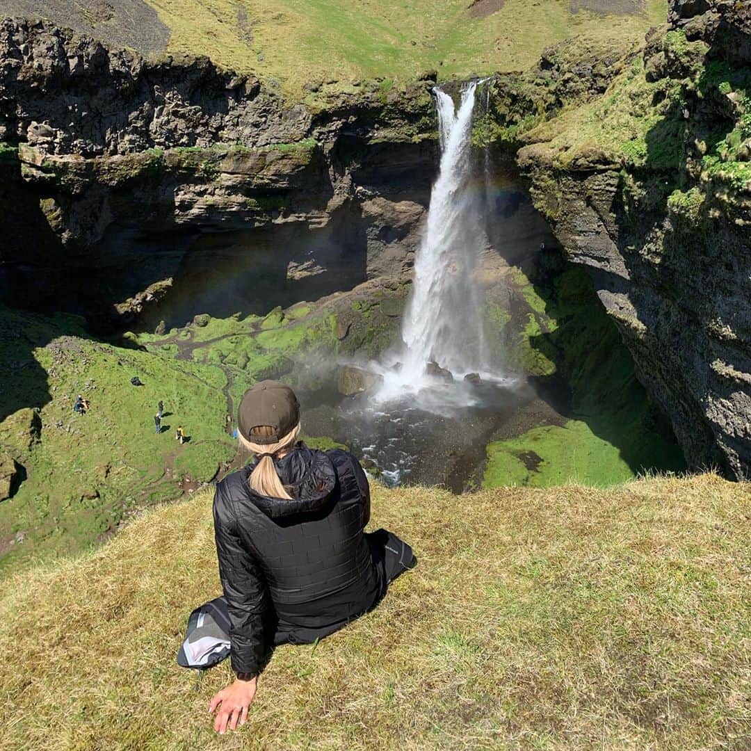 ブリアンヌ・タイゼン＝イートンのインスタグラム：「Iceland: Day 1. Climbed to the top of Kvernufoss, the most magical waterfall I’ve ever seen, hiked to Fjaorárgljúfur Canyon, and scaled between Breidamerkurjokull Glacier and a mountain #iceland #campeasyiceland #campervanlife」