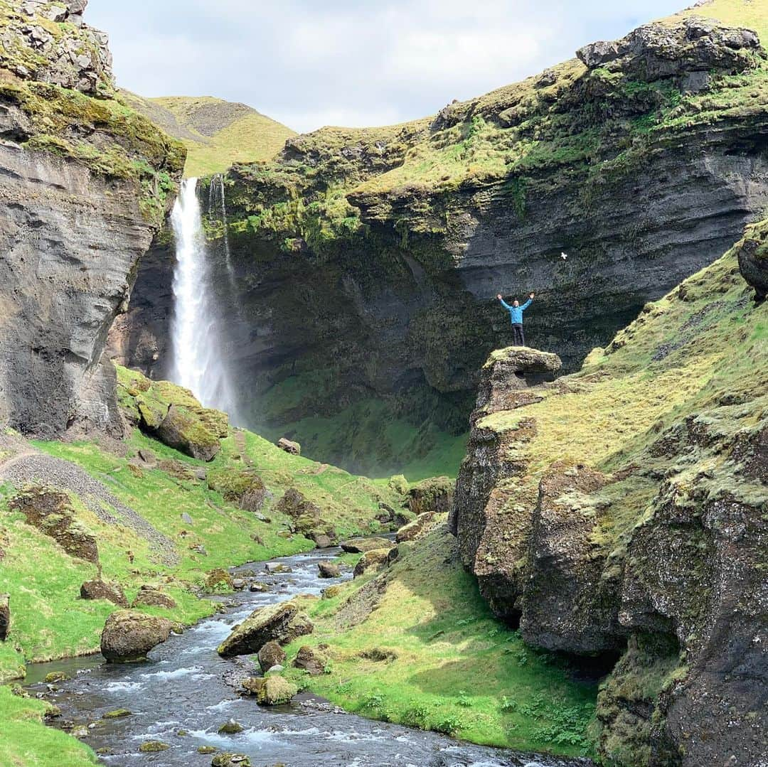 ブリアンヌ・タイゼン＝イートンさんのインスタグラム写真 - (ブリアンヌ・タイゼン＝イートンInstagram)「Iceland: Day 1. Climbed to the top of Kvernufoss, the most magical waterfall I’ve ever seen, hiked to Fjaorárgljúfur Canyon, and scaled between Breidamerkurjokull Glacier and a mountain #iceland #campeasyiceland #campervanlife」5月25日 18時03分 - btheiseneaton