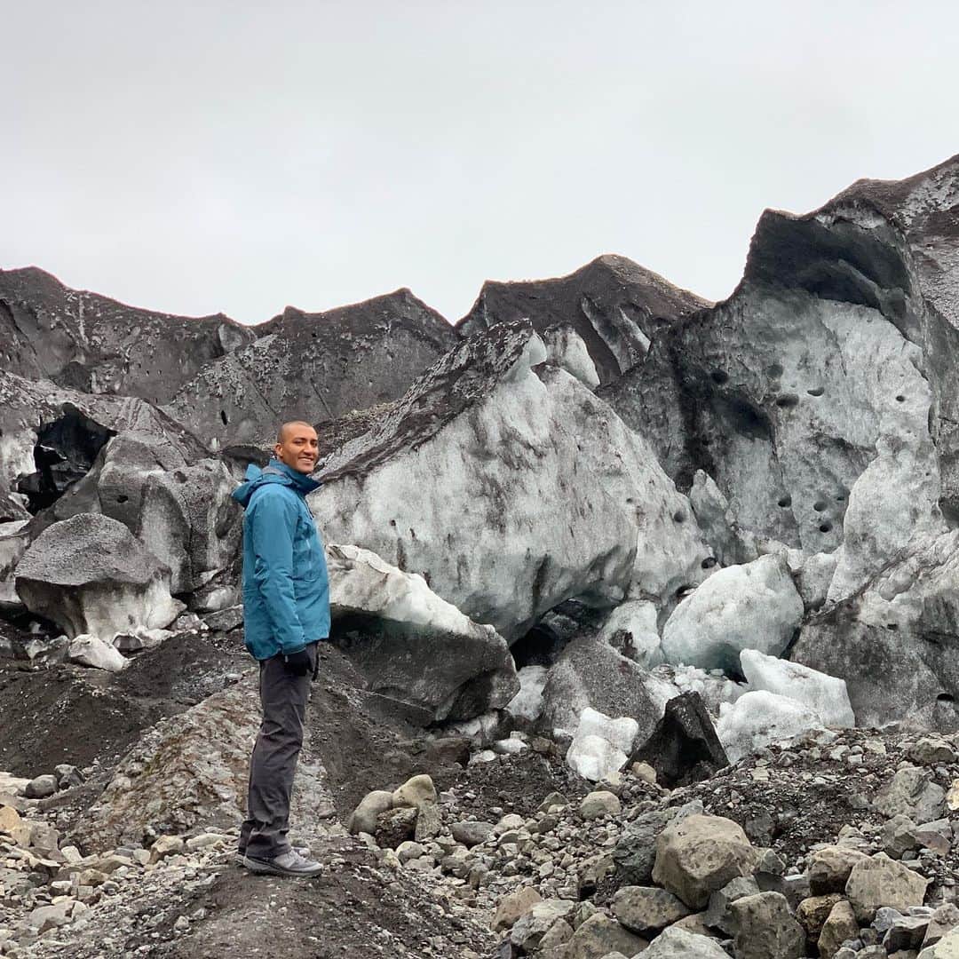 ブリアンヌ・タイゼン＝イートンさんのインスタグラム写真 - (ブリアンヌ・タイゼン＝イートンInstagram)「Iceland: Day 1. Climbed to the top of Kvernufoss, the most magical waterfall I’ve ever seen, hiked to Fjaorárgljúfur Canyon, and scaled between Breidamerkurjokull Glacier and a mountain #iceland #campeasyiceland #campervanlife」5月25日 18時03分 - btheiseneaton