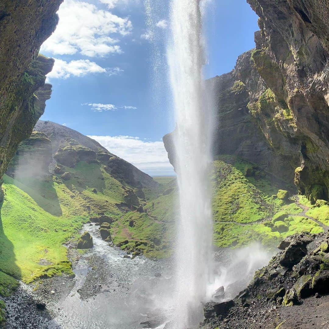 ブリアンヌ・タイゼン＝イートンさんのインスタグラム写真 - (ブリアンヌ・タイゼン＝イートンInstagram)「Iceland: Day 1. Climbed to the top of Kvernufoss, the most magical waterfall I’ve ever seen, hiked to Fjaorárgljúfur Canyon, and scaled between Breidamerkurjokull Glacier and a mountain #iceland #campeasyiceland #campervanlife」5月25日 18時03分 - btheiseneaton