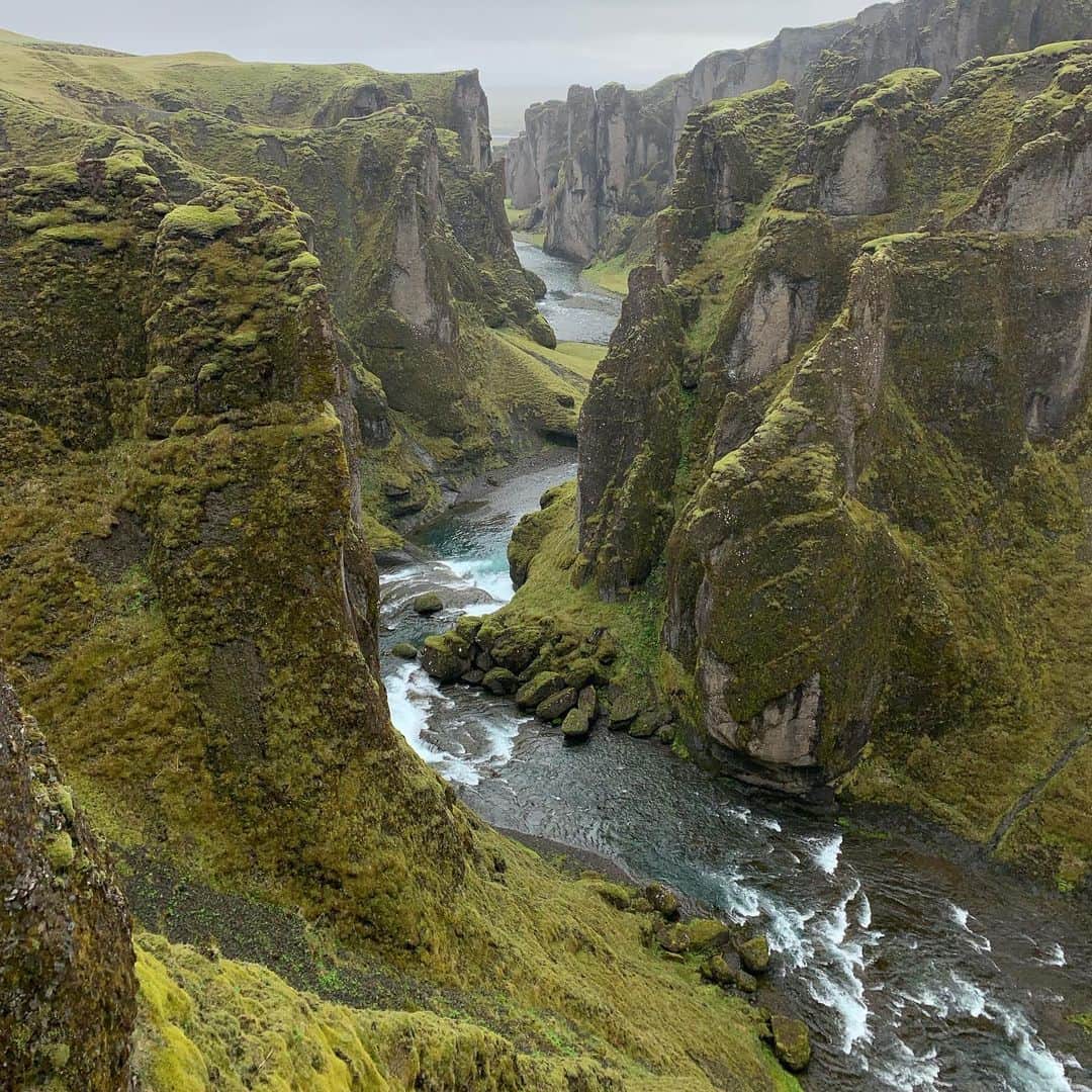 ブリアンヌ・タイゼン＝イートンさんのインスタグラム写真 - (ブリアンヌ・タイゼン＝イートンInstagram)「Iceland: Day 1. Climbed to the top of Kvernufoss, the most magical waterfall I’ve ever seen, hiked to Fjaorárgljúfur Canyon, and scaled between Breidamerkurjokull Glacier and a mountain #iceland #campeasyiceland #campervanlife」5月25日 18時03分 - btheiseneaton