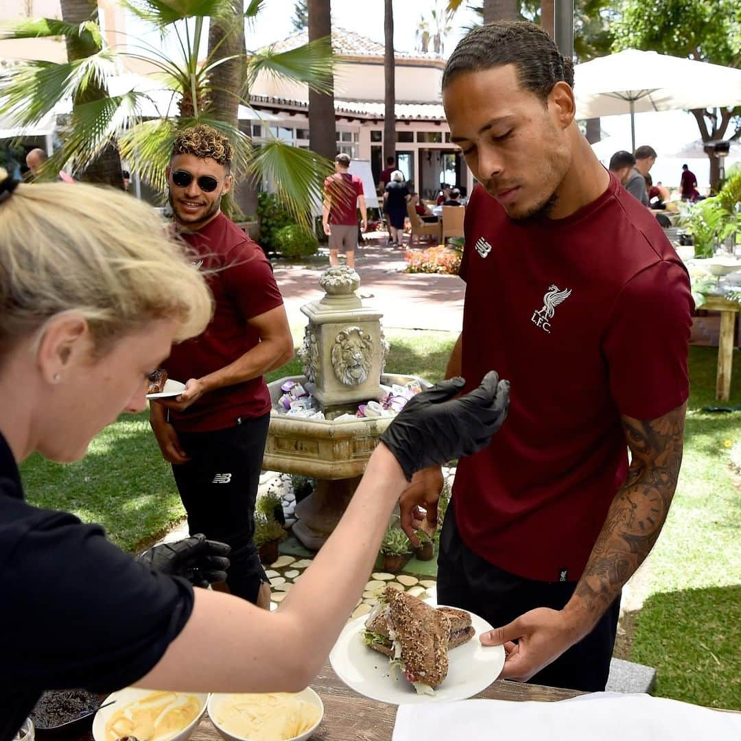 プレミアリーグさんのインスタグラム写真 - (プレミアリーグInstagram)「Food is served 🍽 . @liverpoolfc @virgilvandijk #VanDijk #VVD #PL #PremierLeague」5月25日 18時04分 - premierleague